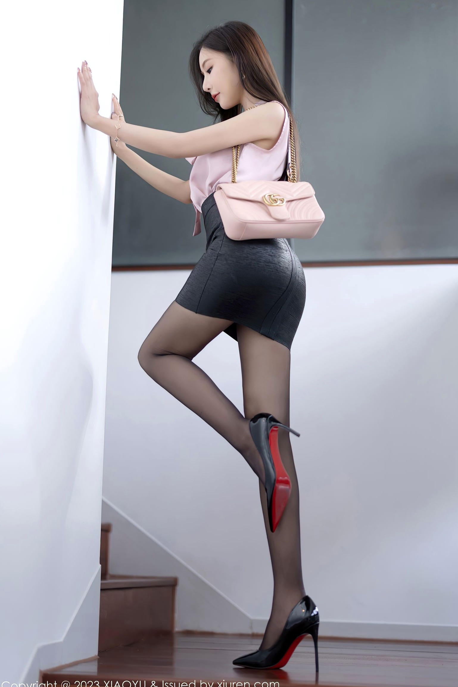 Gallery - XiaoYu语画界 - Painting World -1086-王馨瑶yanni：粉衫短裙黑丝私房照，展现极致性感诱惑美腿，绝美胴体与居家柔情视觉盛宴，无圣光大尺度福利写真语画界 - Painting World 性感诱惑丝袜私房照美腿 女神私房照_秀色女神 - image 5