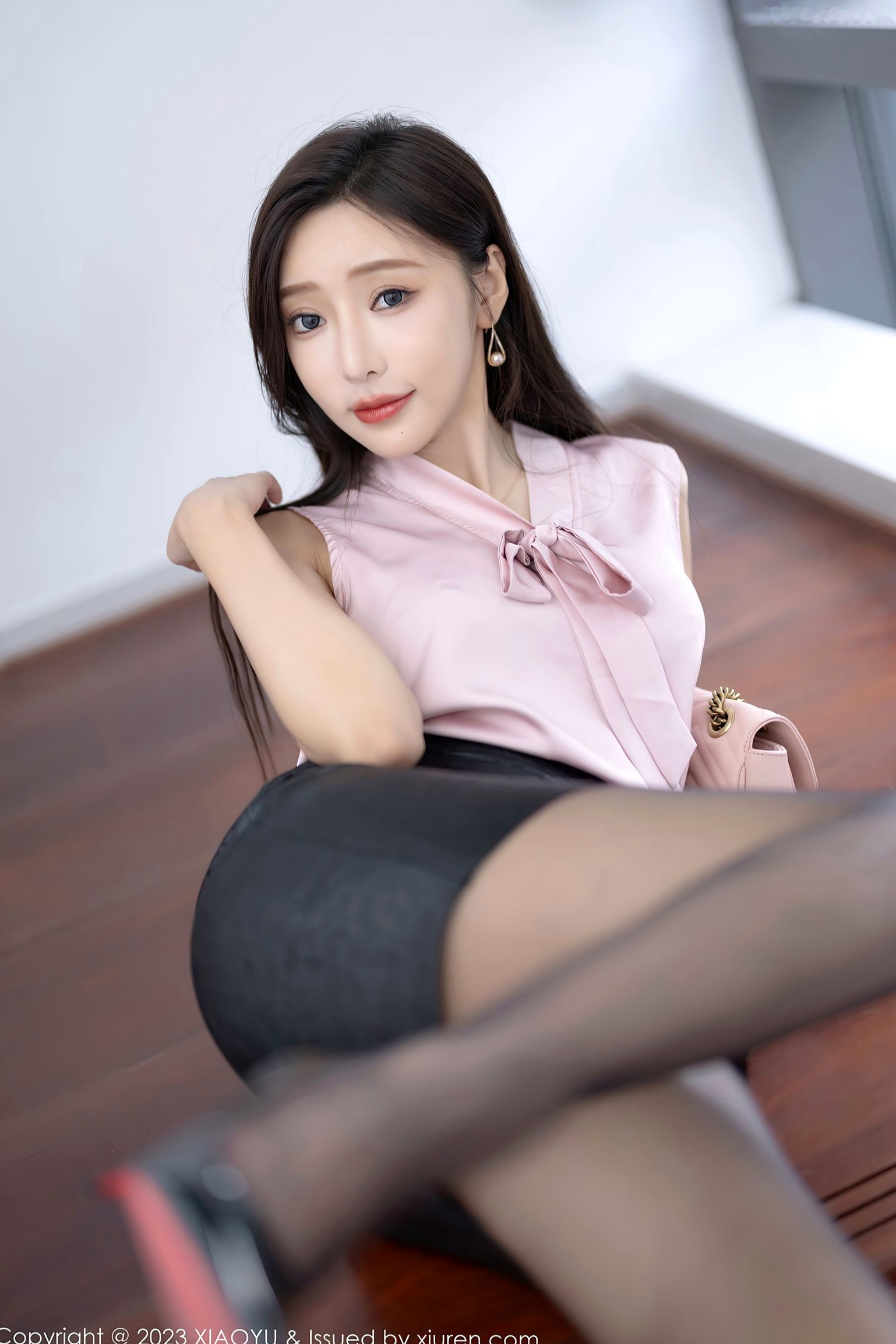 Gallery - XiaoYu语画界 - Painting World -1086-王馨瑶yanni：粉衫短裙黑丝私房照，展现极致性感诱惑美腿，绝美胴体与居家柔情视觉盛宴，无圣光大尺度福利写真语画界 - Painting World 性感诱惑丝袜私房照美腿 女神私房照_秀色女神 - image 18