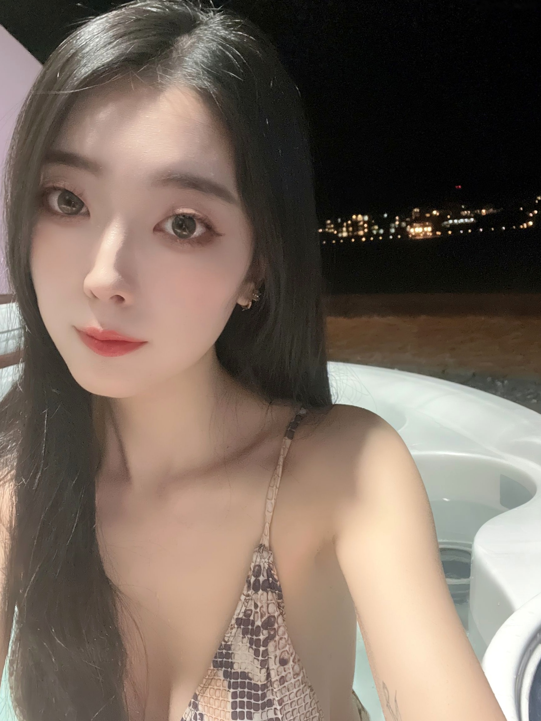 Gallery - 韩国美女Jucy与Mona姐妹花户外温泉私房大尺度写真，无圣光极品身材白嫩诱惑，旅行实拍记录韩国性感极品白嫩无圣光 女神私房照_秀色女神 - image 21