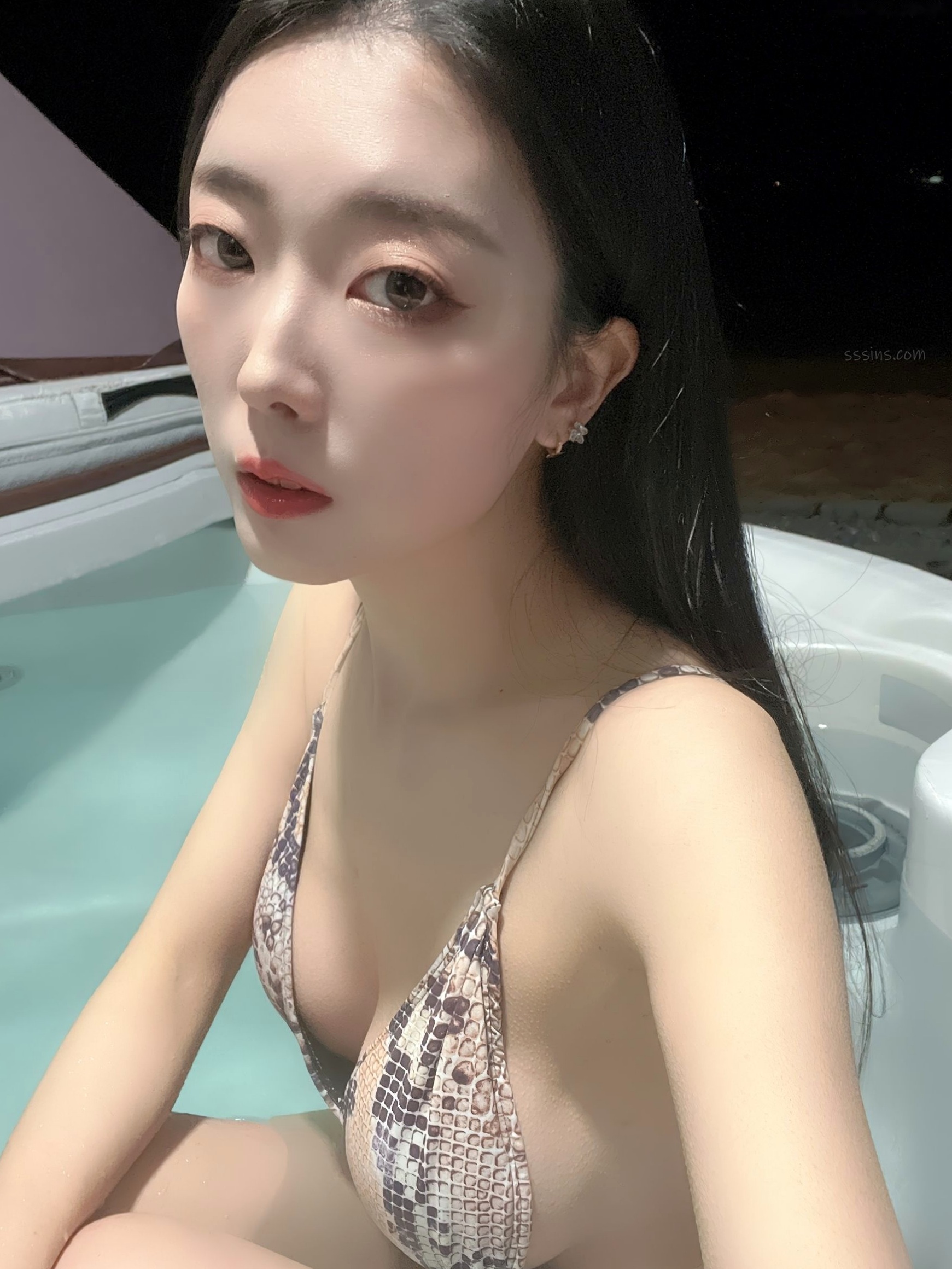 Gallery - 韩国美女Jucy与Mona姐妹花户外温泉私房大尺度写真，无圣光极品身材白嫩诱惑，旅行实拍记录韩国性感极品白嫩无圣光 女神私房照_秀色女神 - image 22