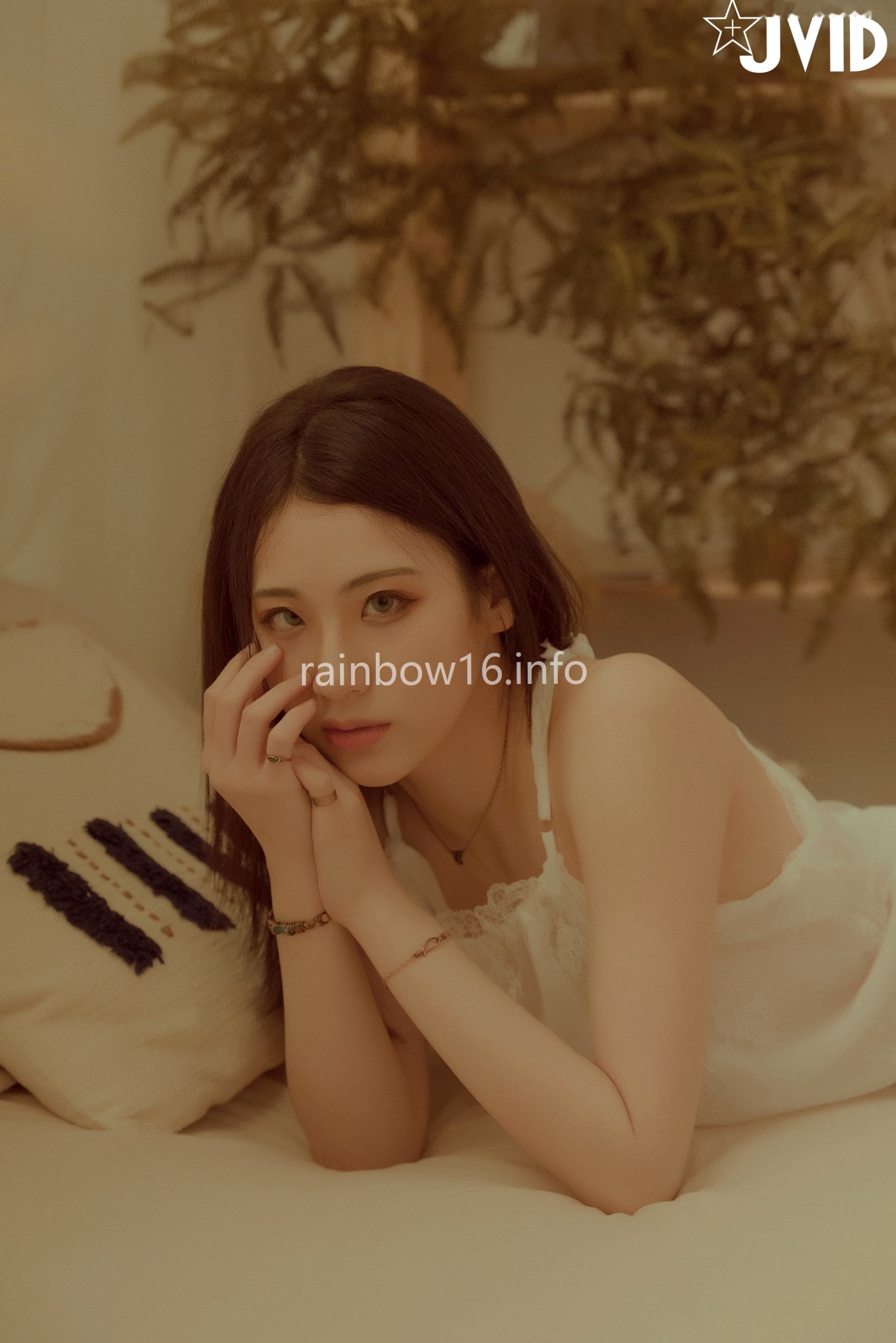 Gallery - JVID-阿黎-最初的小美好：治愈系室内私房写真，白色蕾丝内衣尽显纯欲诱惑，展现绝美身材与清纯气质JVID性感诱惑私房照治愈系白嫩 女神私房照_秀色女神 - image 23
