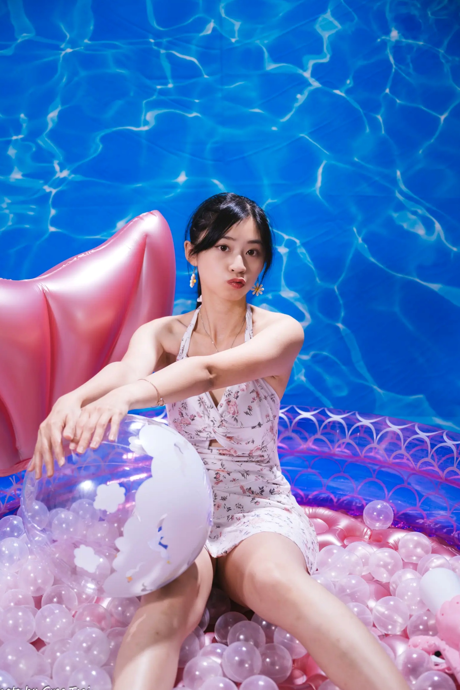 Gallery - 若颖 - 清新碎花泳池写真，元气少女梦幻球池大片 [109P]泳池清新治愈系美腿 女神私房照_秀色女神 - image 4
