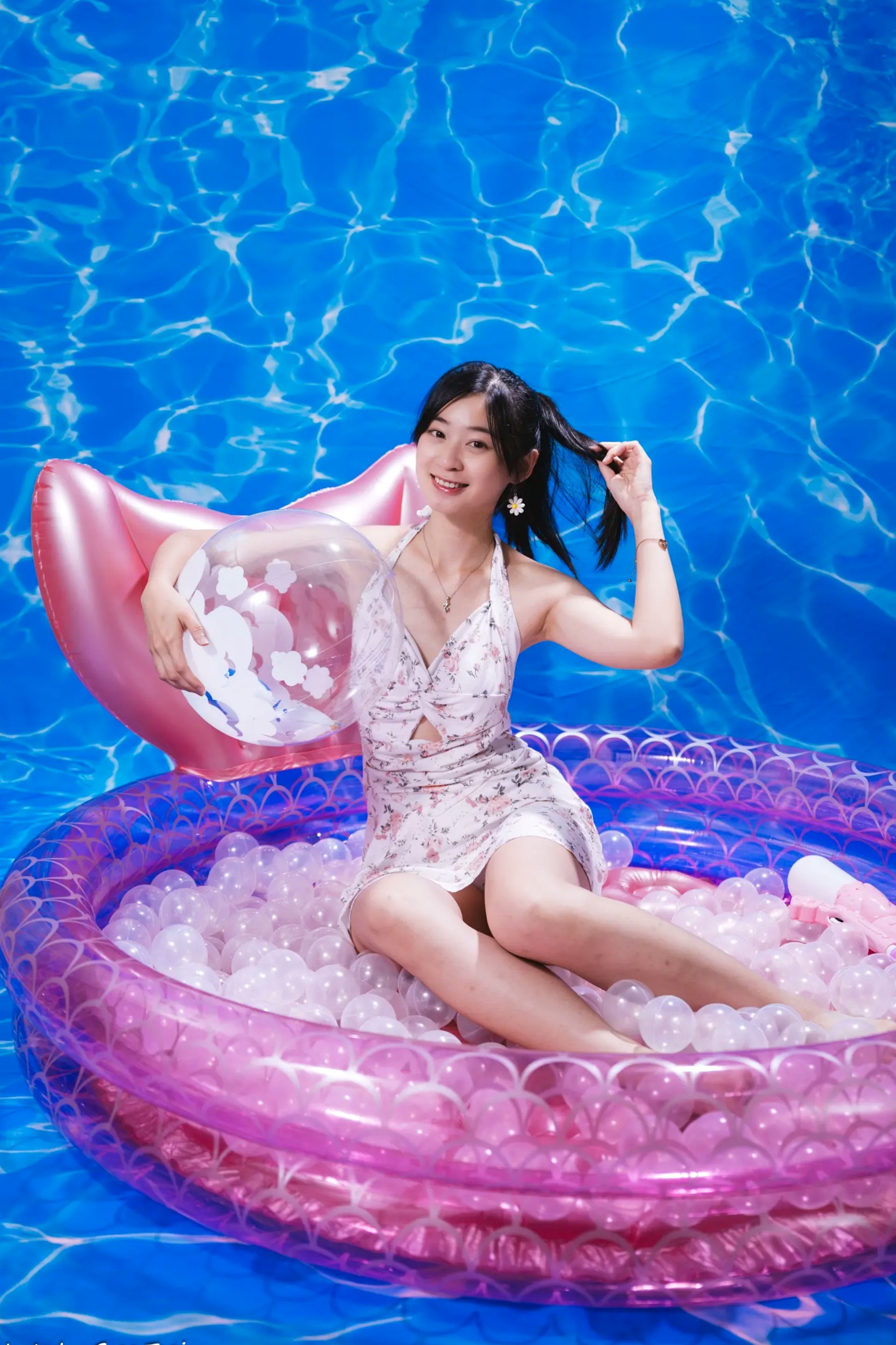 Gallery - 若颖 - 清新碎花泳池写真，元气少女梦幻球池大片 [109P]泳池清新治愈系美腿 女神私房照_秀色女神 - image 5