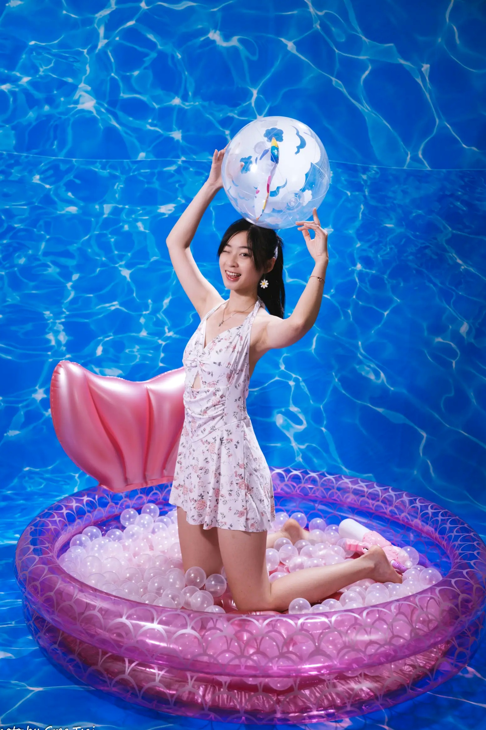 Gallery - 若颖 - 清新碎花泳池写真，元气少女梦幻球池大片 [109P]泳池清新治愈系美腿 女神私房照_秀色女神 - image 6