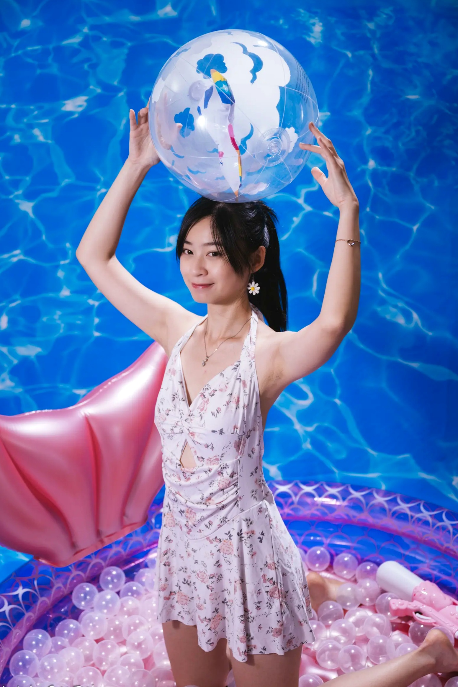 Gallery - 若颖 - 清新碎花泳池写真，元气少女梦幻球池大片 [109P]泳池清新治愈系美腿 女神私房照_秀色女神 - image 7