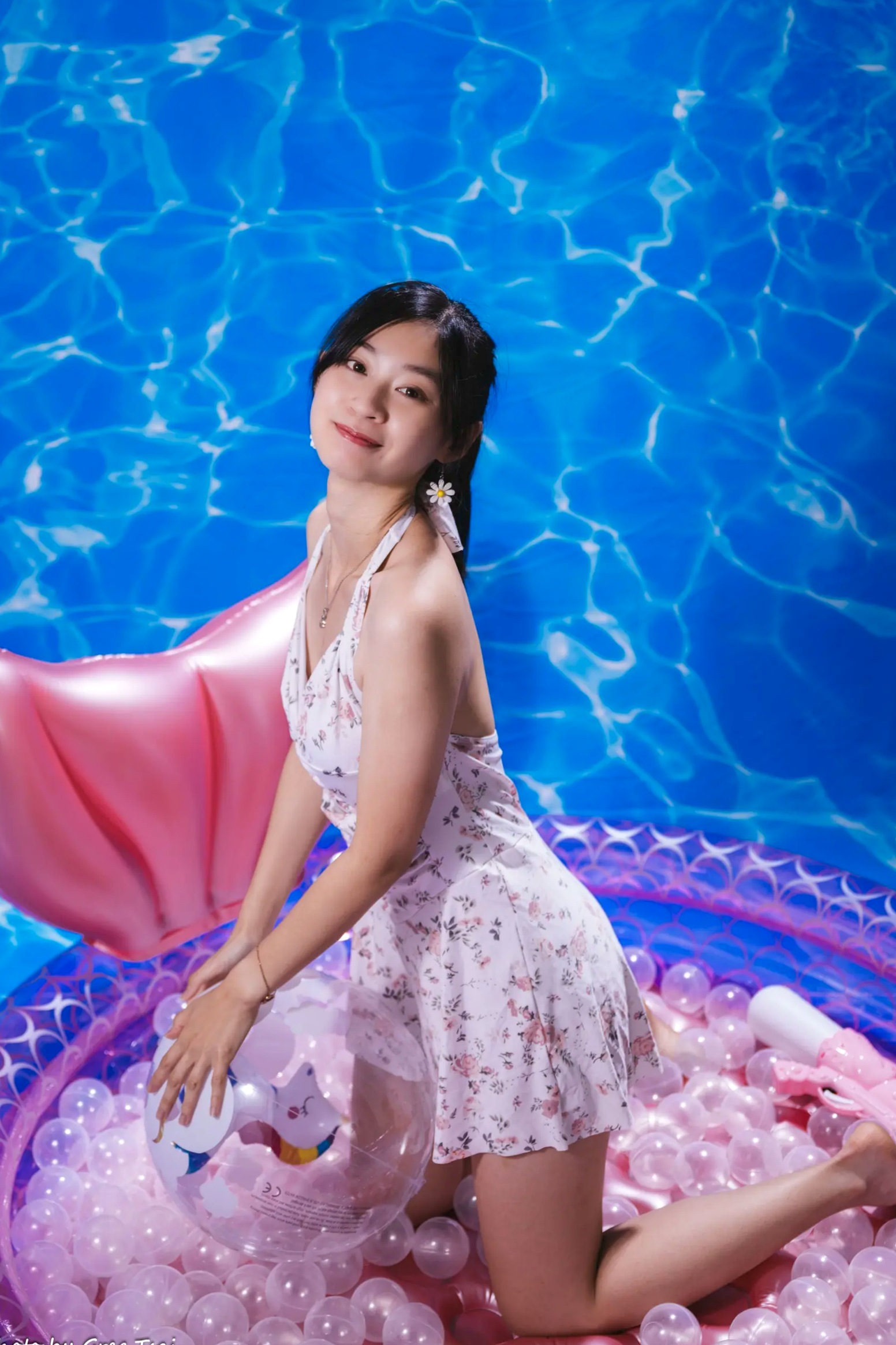 Gallery - 若颖 - 清新碎花泳池写真，元气少女梦幻球池大片 [109P]泳池清新治愈系美腿 女神私房照_秀色女神 - image 8