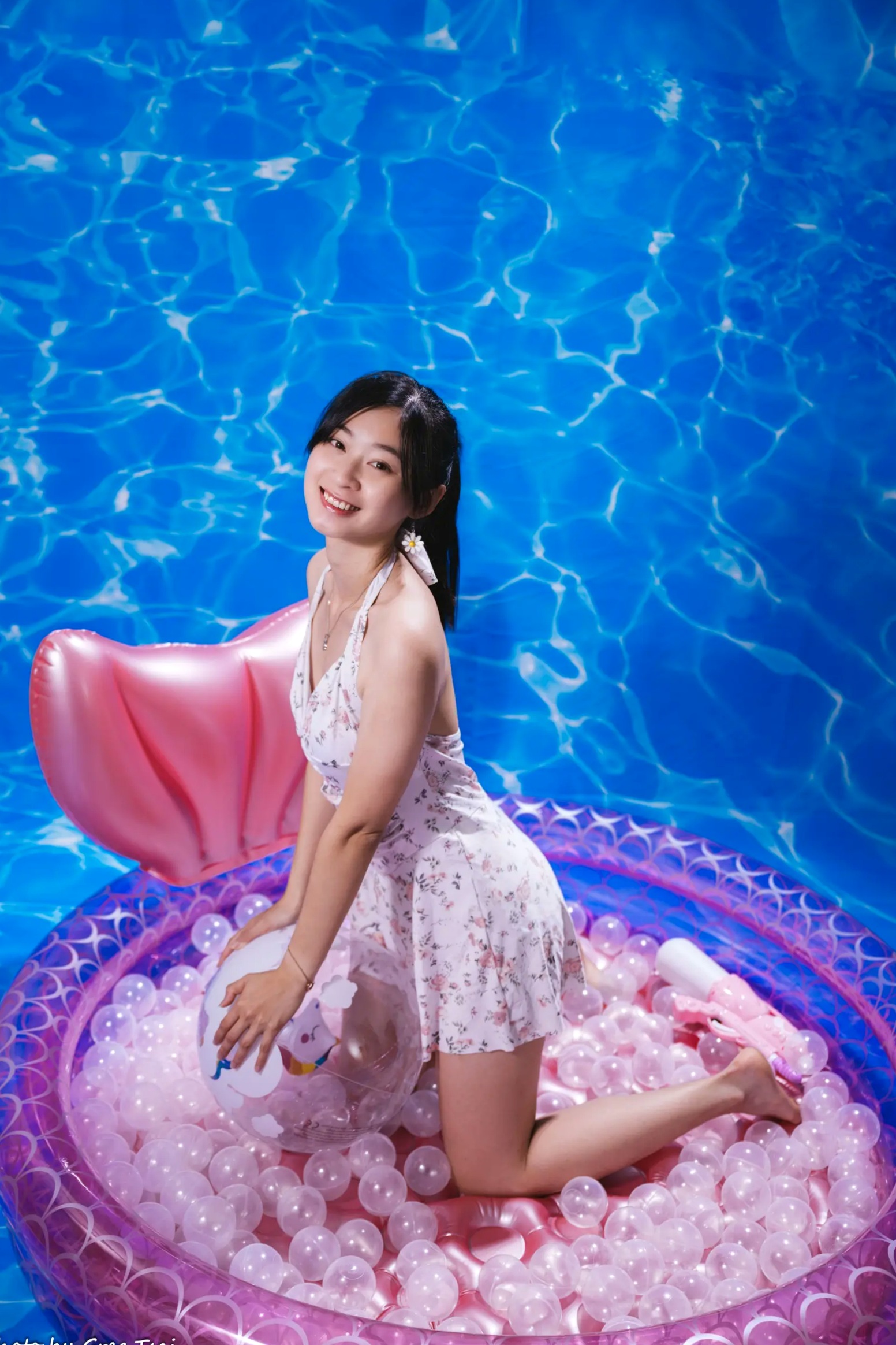 Gallery - 若颖 - 清新碎花泳池写真，元气少女梦幻球池大片 [109P]泳池清新治愈系美腿 女神私房照_秀色女神 - image 9
