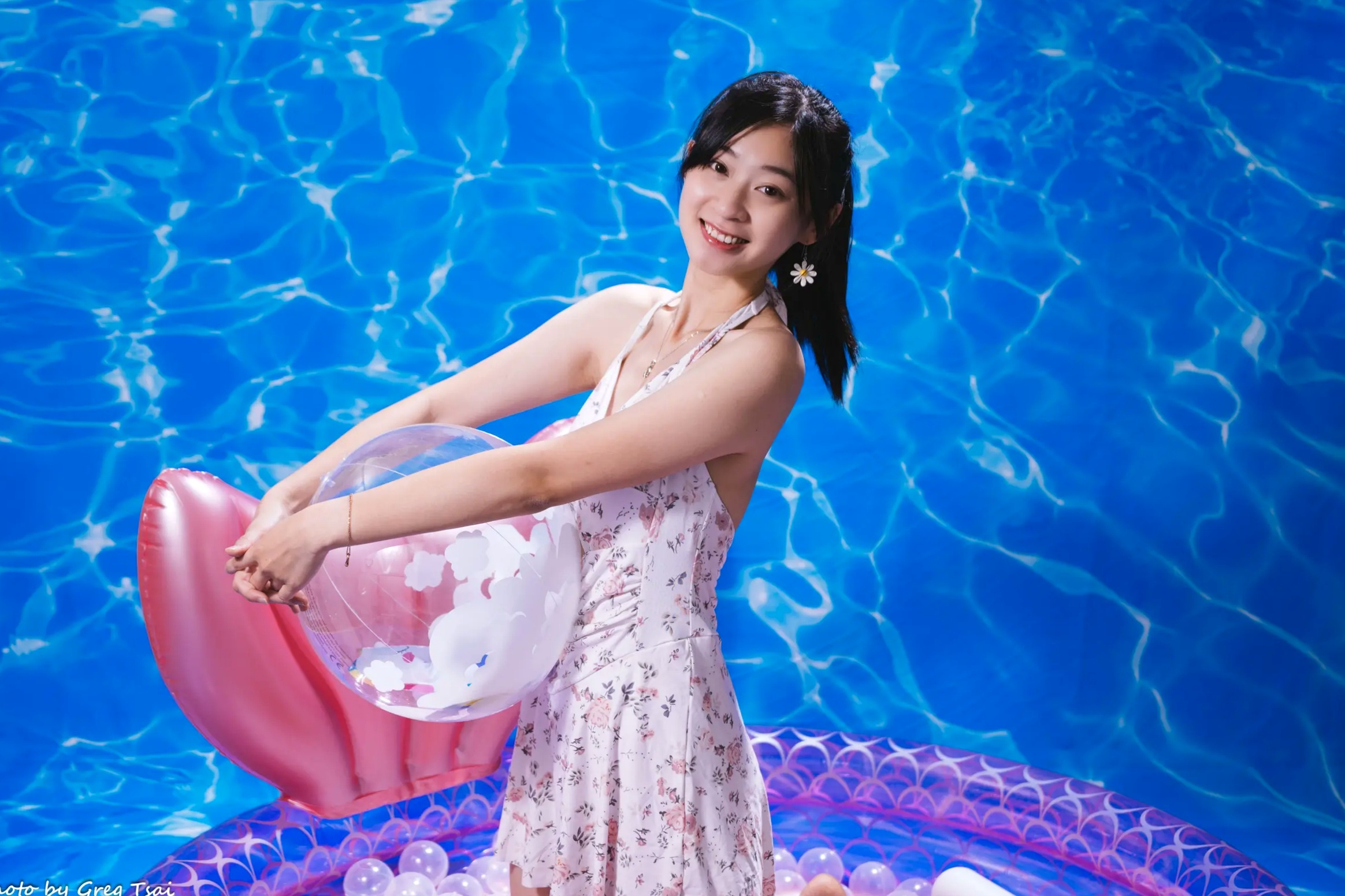 Gallery - 若颖 - 清新碎花泳池写真，元气少女梦幻球池大片 [109P]泳池清新治愈系美腿 女神私房照_秀色女神 - image 10