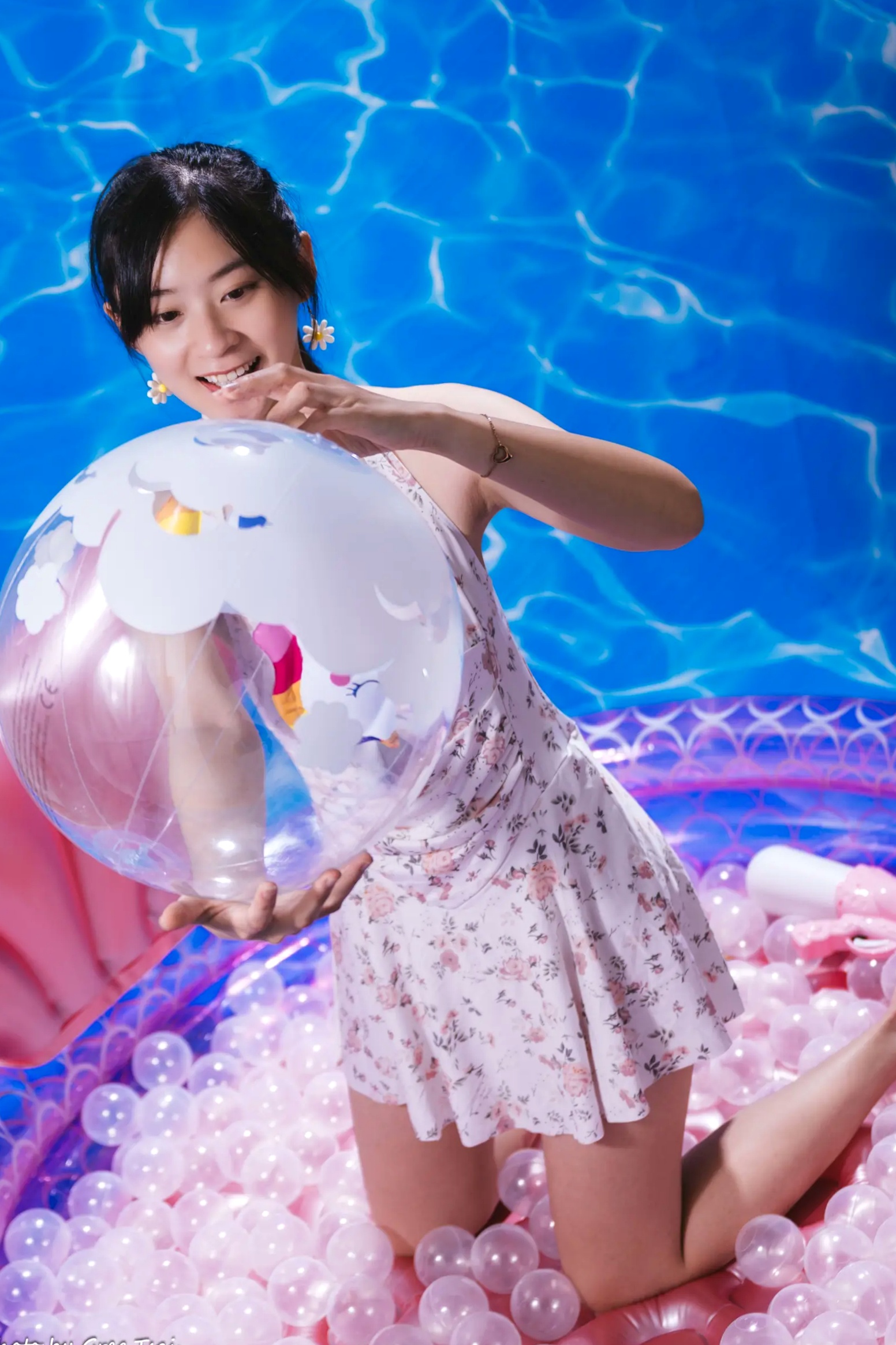 Gallery - 若颖 - 清新碎花泳池写真，元气少女梦幻球池大片 [109P]泳池清新治愈系美腿 女神私房照_秀色女神 - image 12