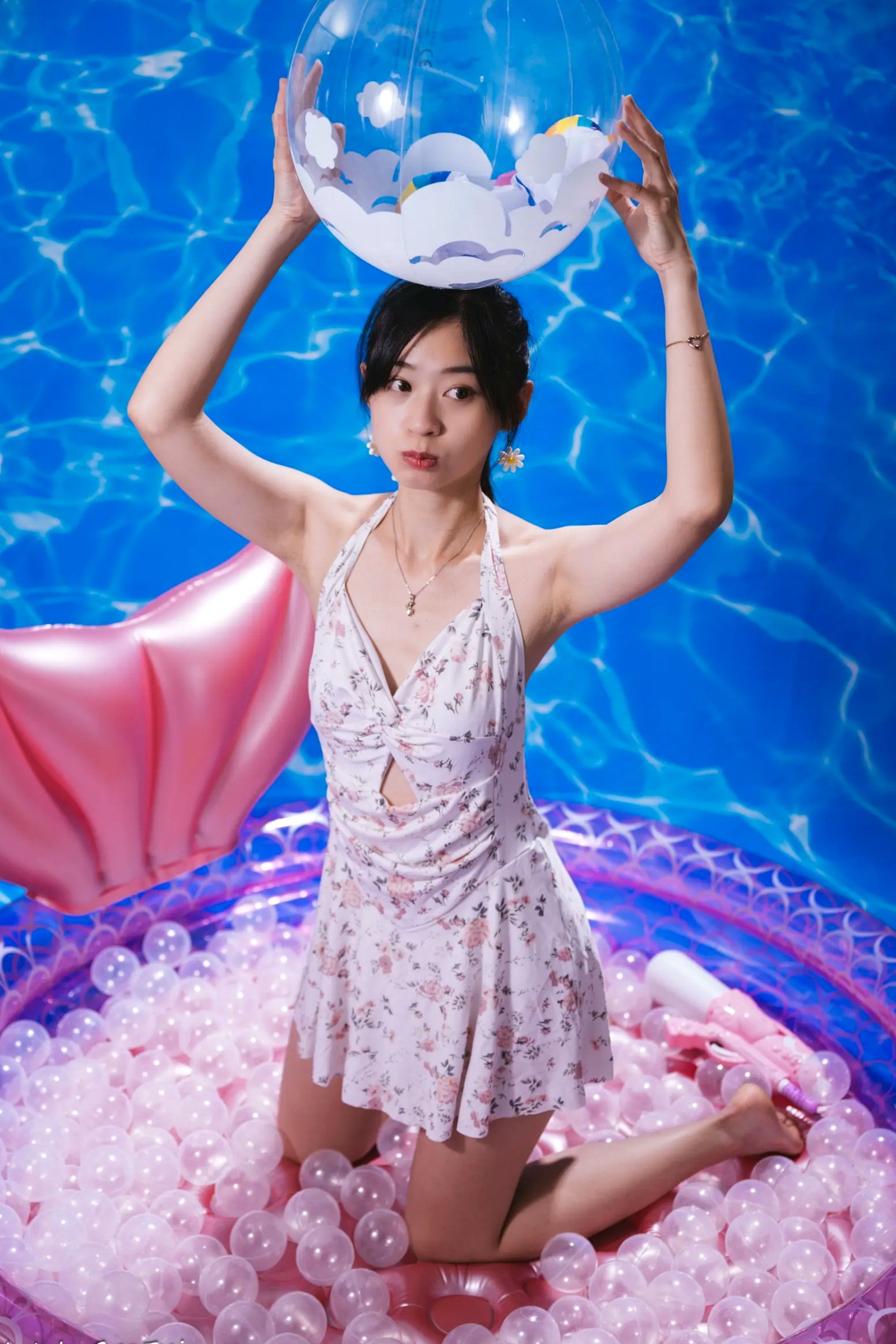 Gallery - 若颖 - 清新碎花泳池写真，元气少女梦幻球池大片 [109P]泳池清新治愈系美腿 女神私房照_秀色女神 - image 13