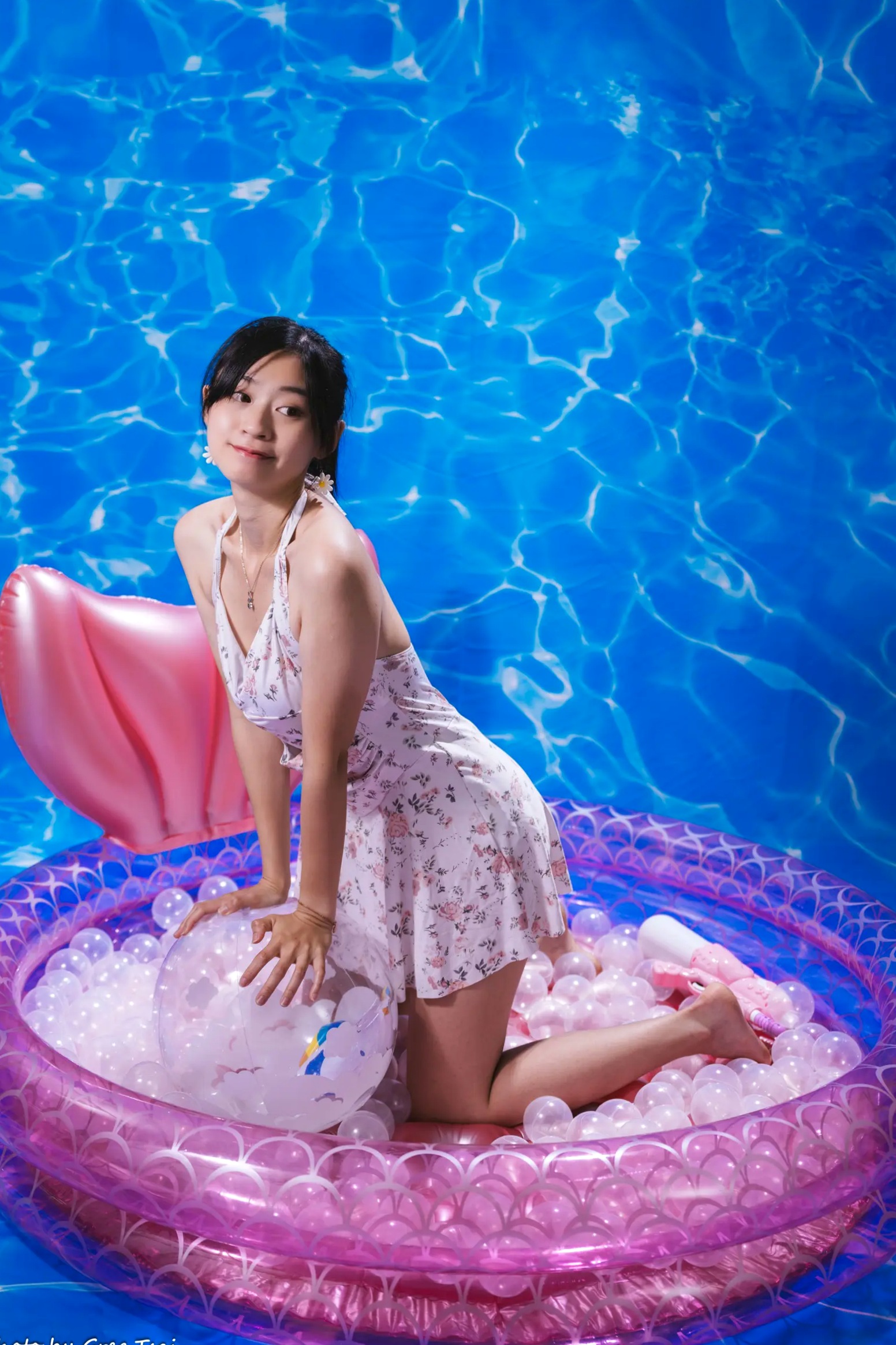 Gallery - 若颖 - 清新碎花泳池写真，元气少女梦幻球池大片 [109P]泳池清新治愈系美腿 女神私房照_秀色女神 - image 14