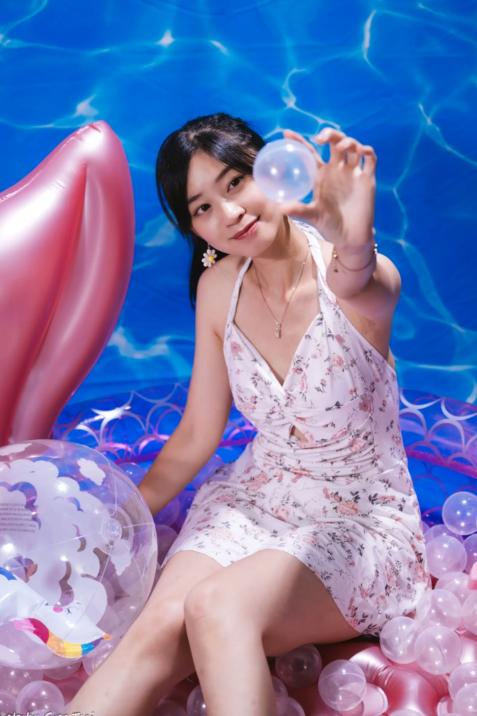Gallery - 若颖 - 清新碎花泳池写真，元气少女梦幻球池大片 [109P]泳池清新治愈系美腿 女神私房照_秀色女神 - image 16