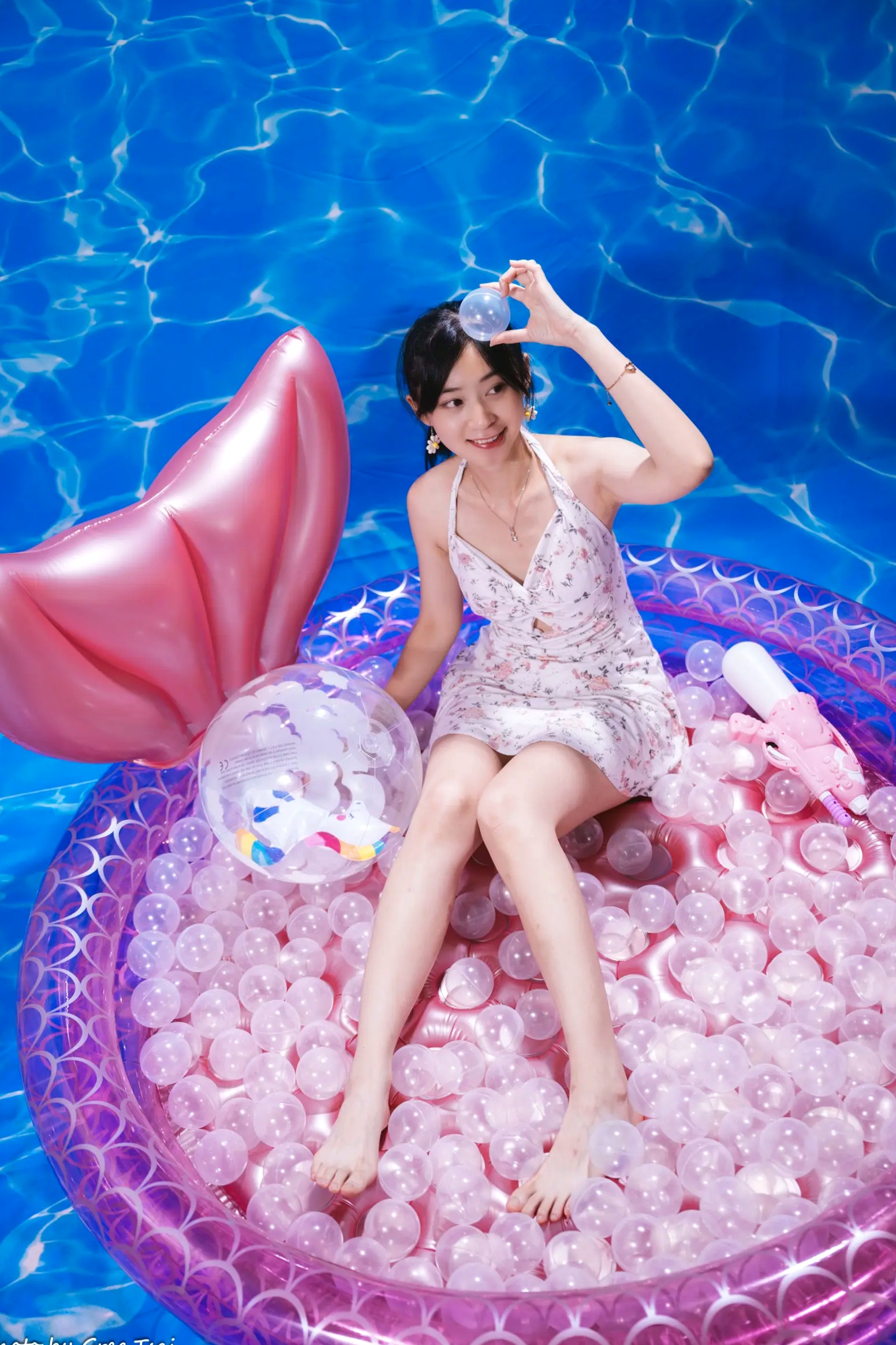 Gallery - 若颖 - 清新碎花泳池写真，元气少女梦幻球池大片 [109P]泳池清新治愈系美腿 女神私房照_秀色女神 - image 17