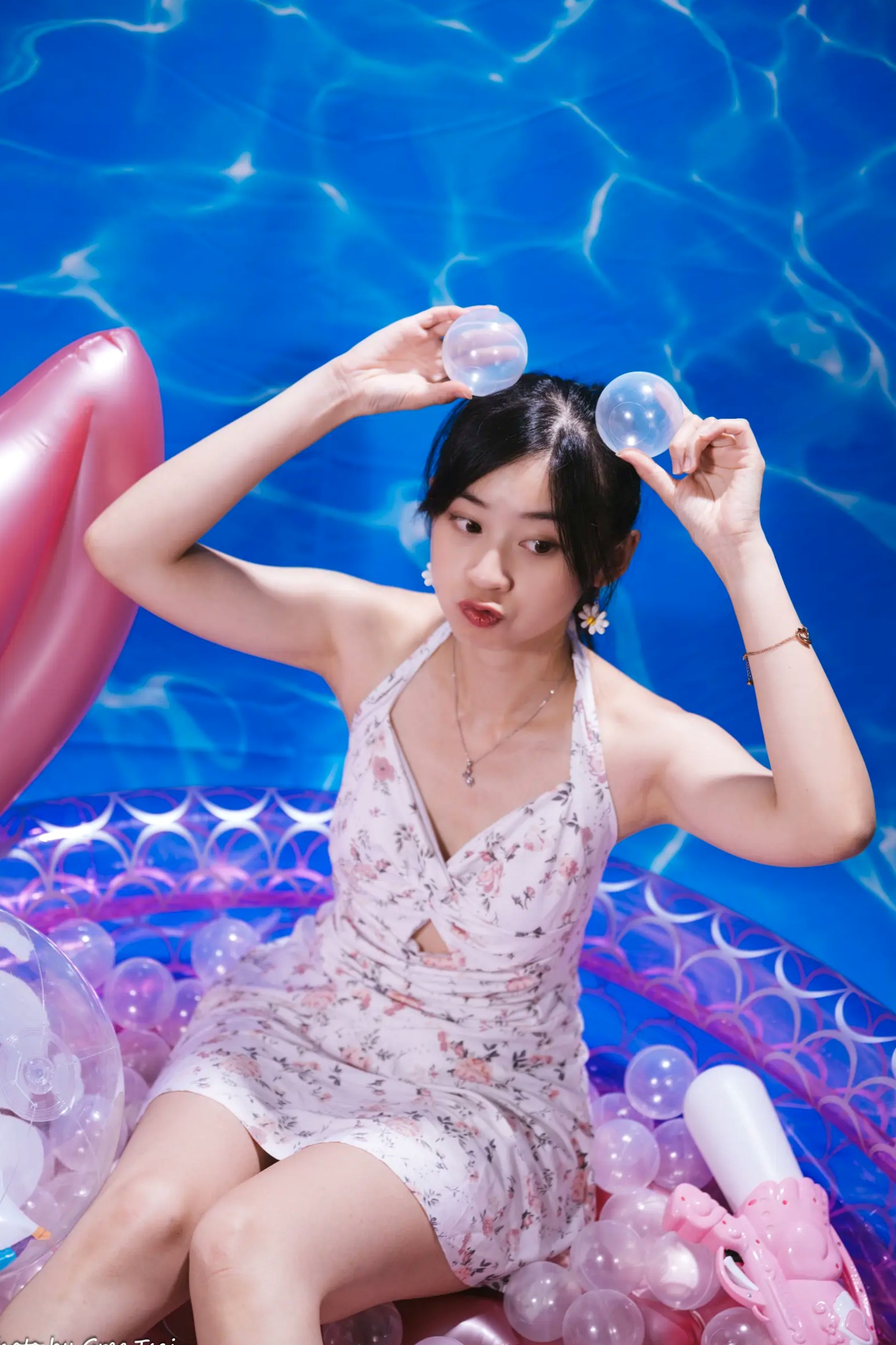 Gallery - 若颖 - 清新碎花泳池写真，元气少女梦幻球池大片 [109P]泳池清新治愈系美腿 女神私房照_秀色女神 - image 18