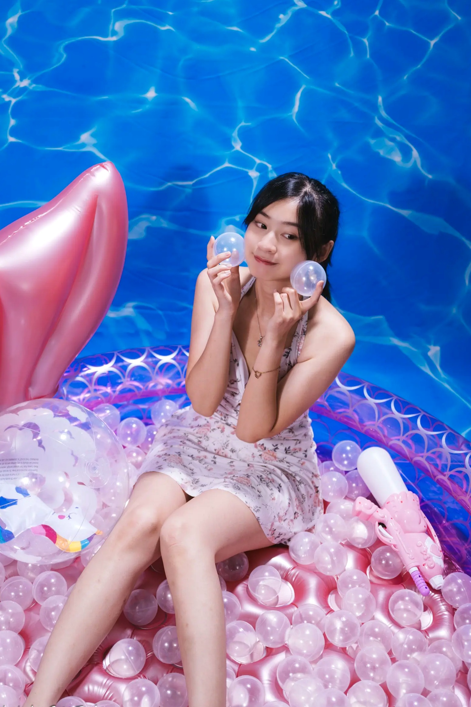 Gallery - 若颖 - 清新碎花泳池写真，元气少女梦幻球池大片 [109P]泳池清新治愈系美腿 女神私房照_秀色女神 - image 19