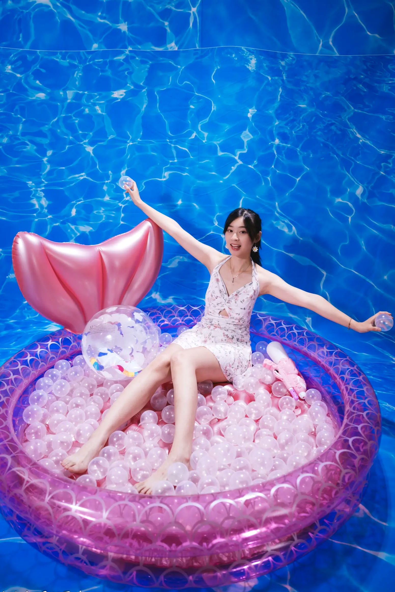 Gallery - 若颖 - 清新碎花泳池写真，元气少女梦幻球池大片 [109P]泳池清新治愈系美腿 女神私房照_秀色女神 - image 20