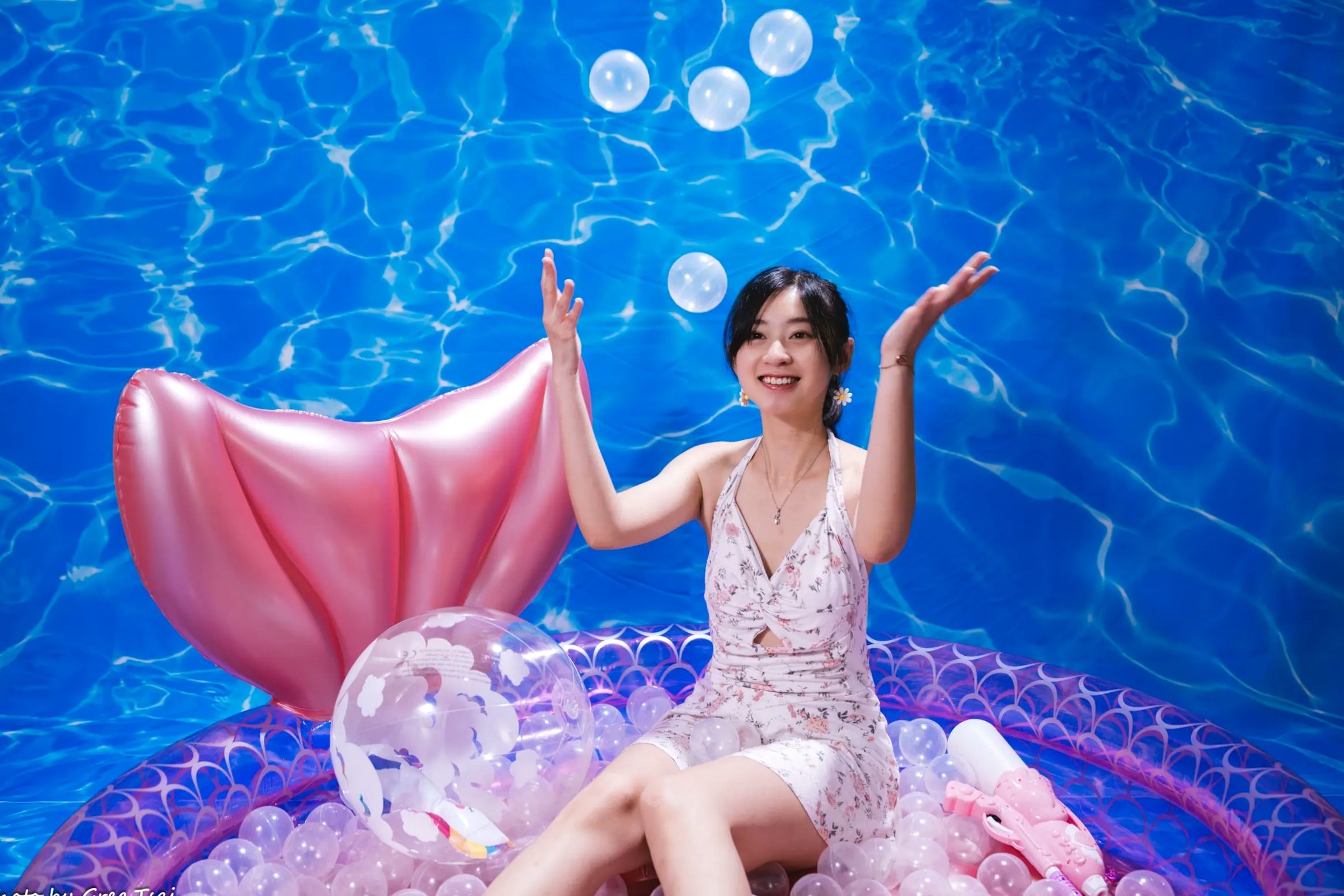 Gallery - 若颖 - 清新碎花泳池写真，元气少女梦幻球池大片 [109P]泳池清新治愈系美腿 女神私房照_秀色女神 - image 21