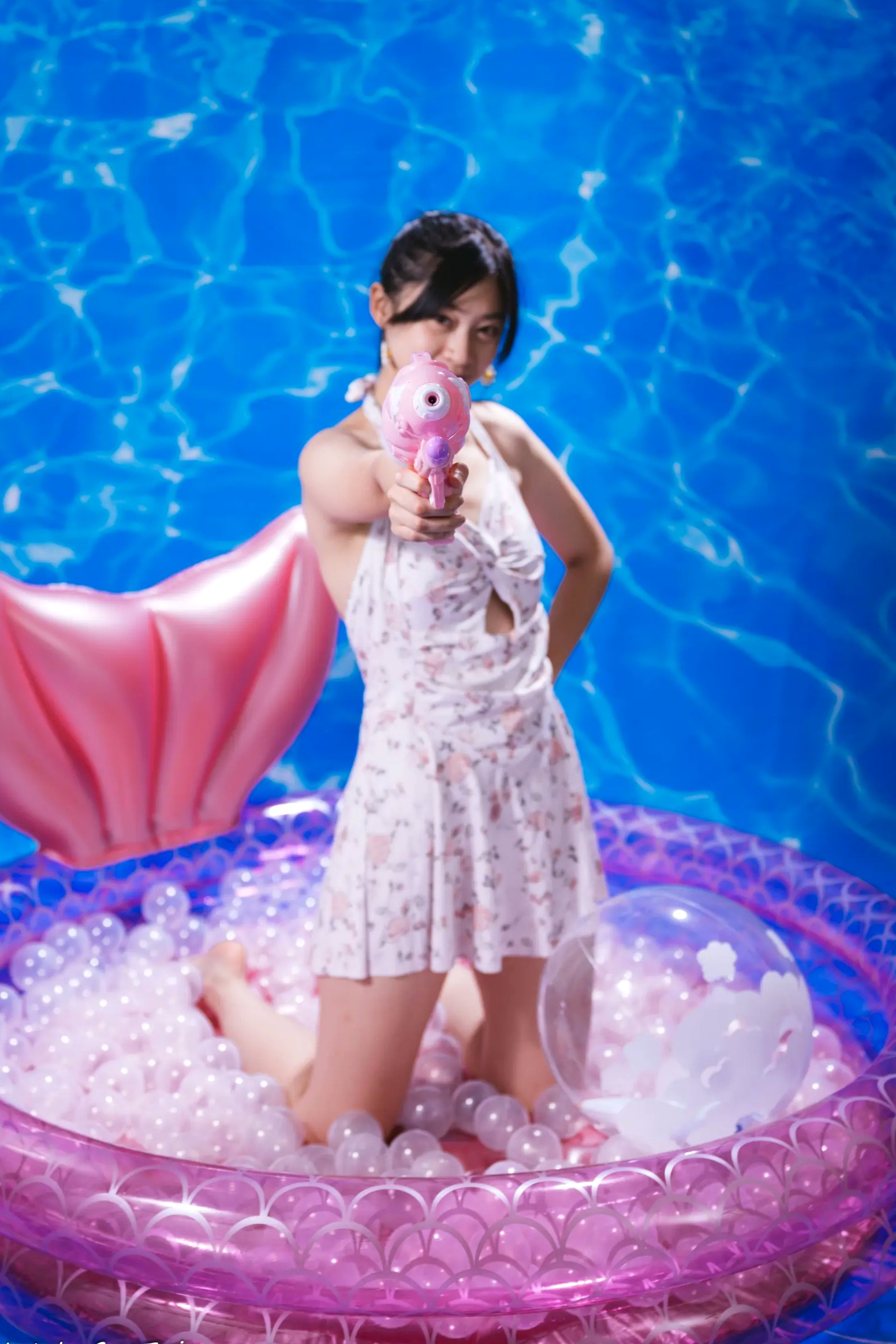 Gallery - 若颖 - 清新碎花泳池写真，元气少女梦幻球池大片 [109P]泳池清新治愈系美腿 女神私房照_秀色女神 - image 24