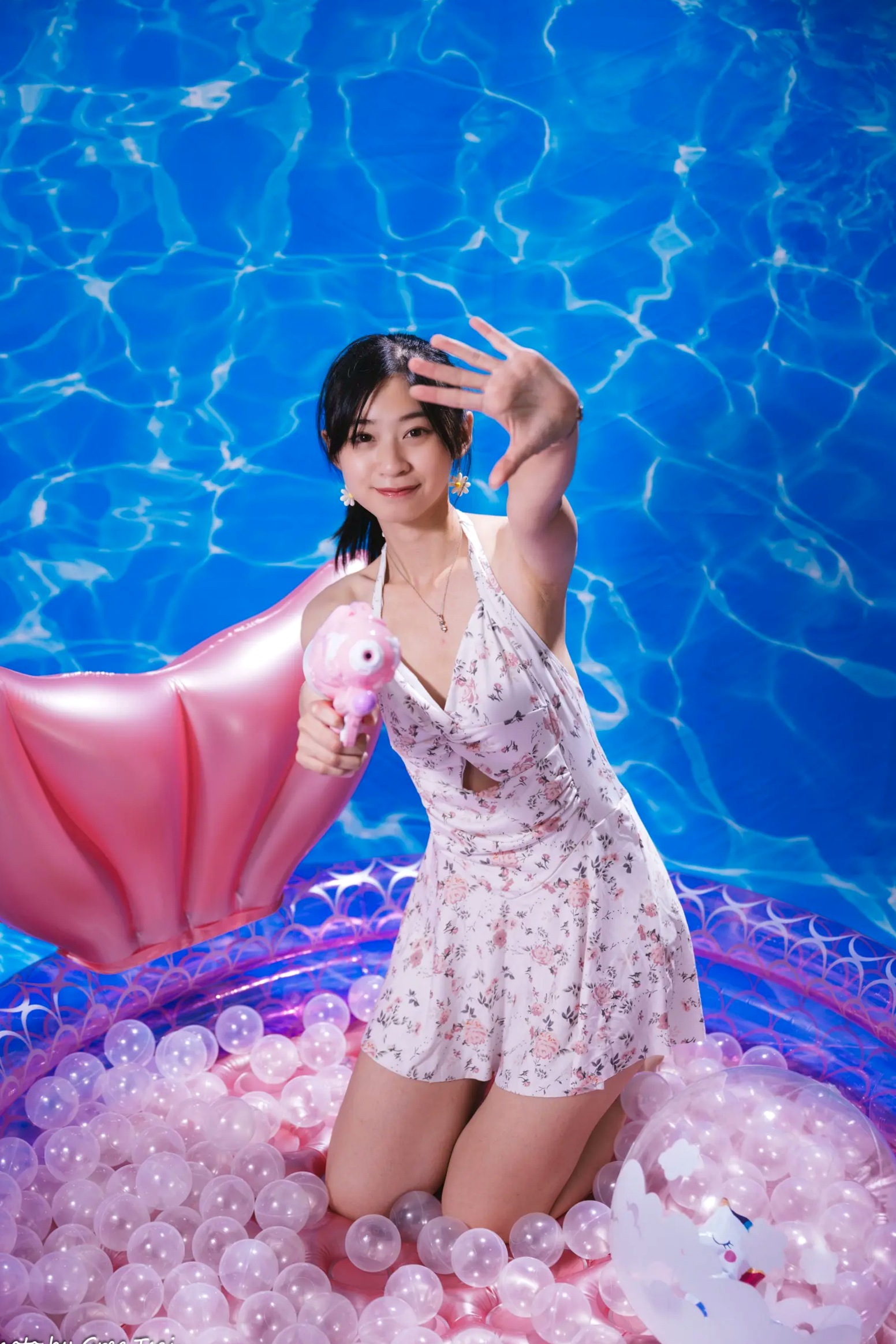 Gallery - 若颖 - 清新碎花泳池写真，元气少女梦幻球池大片 [109P]泳池清新治愈系美腿 女神私房照_秀色女神 - image 26