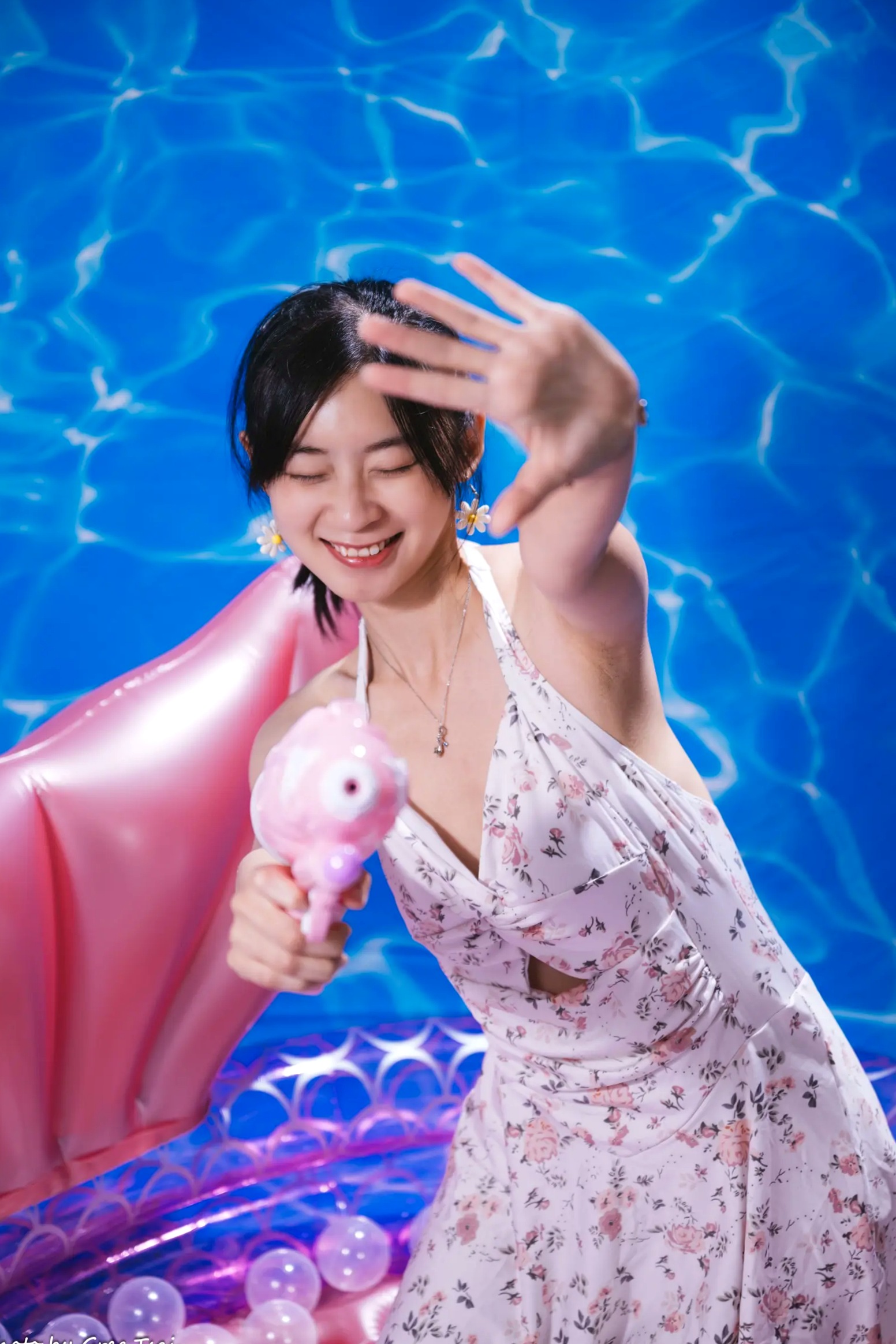 Gallery - 若颖 - 清新碎花泳池写真，元气少女梦幻球池大片 [109P]泳池清新治愈系美腿 女神私房照_秀色女神 - image 27