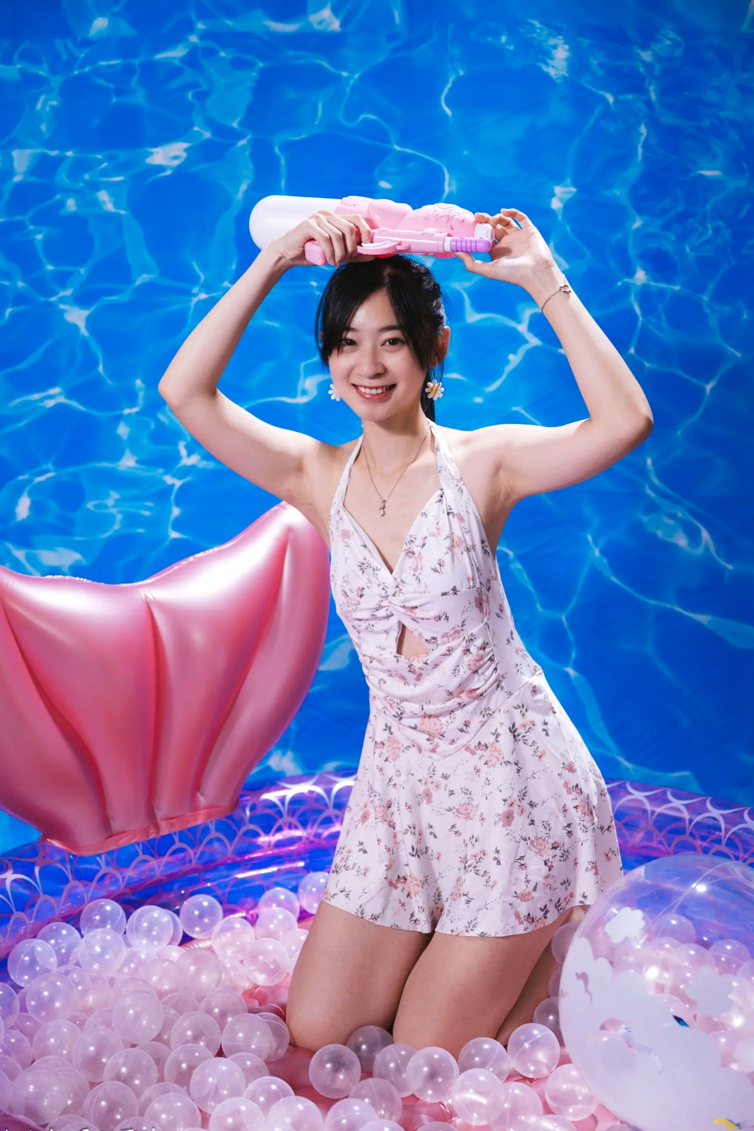Gallery - 若颖 - 清新碎花泳池写真，元气少女梦幻球池大片 [109P]泳池清新治愈系美腿 女神私房照_秀色女神 - image 29