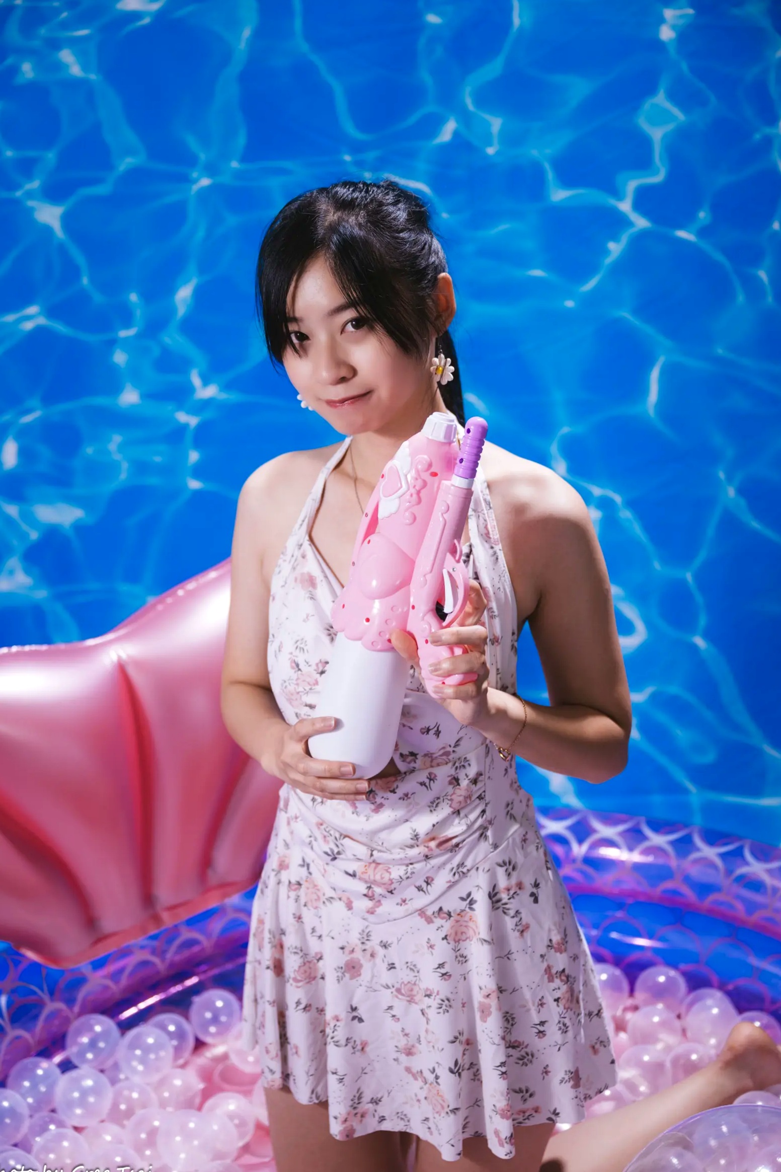 Gallery - 若颖 - 清新碎花泳池写真，元气少女梦幻球池大片 [109P]泳池清新治愈系美腿 女神私房照_秀色女神 - image 32