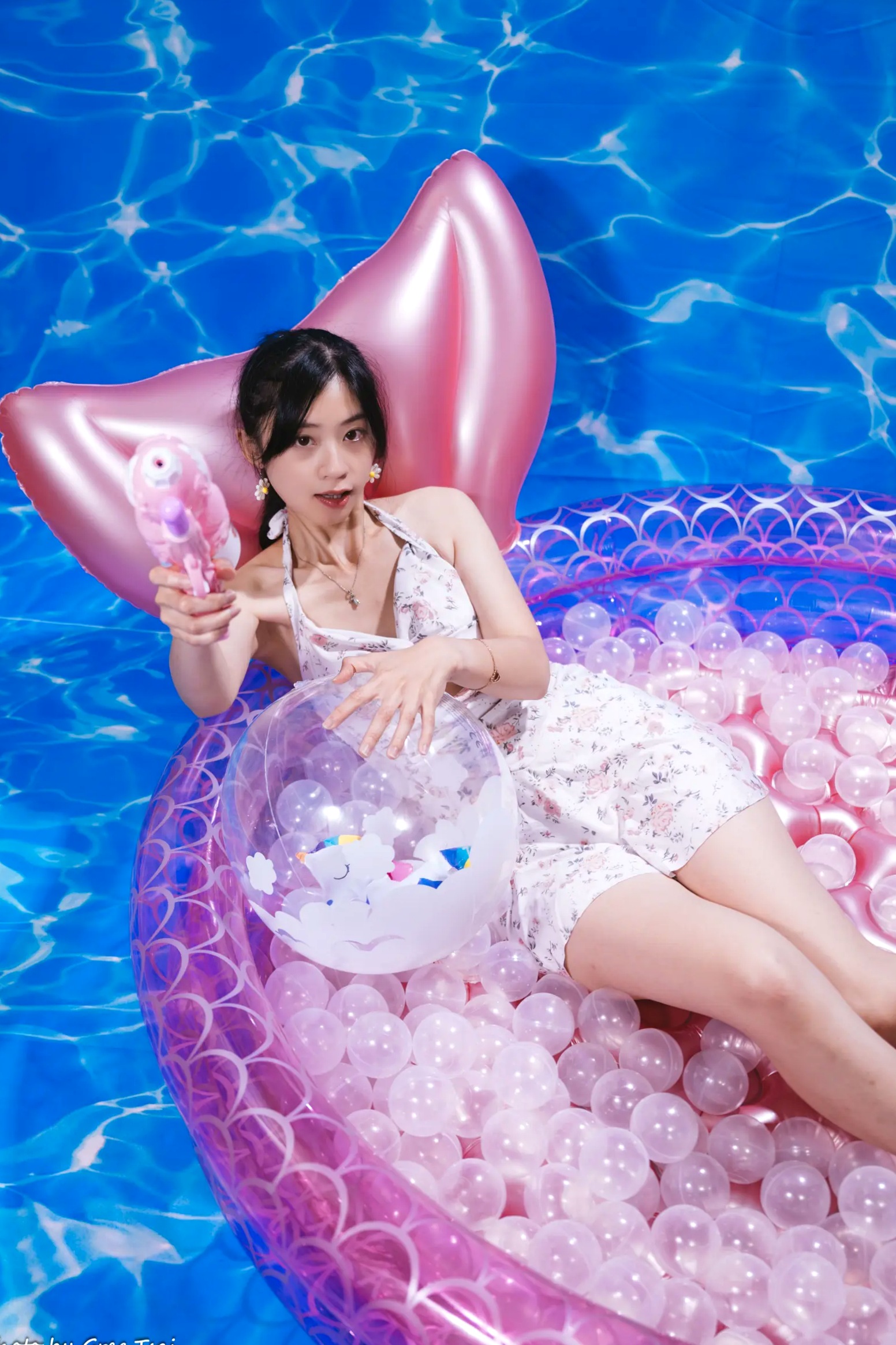 Gallery - 若颖 - 清新碎花泳池写真，元气少女梦幻球池大片 [109P]泳池清新治愈系美腿 女神私房照_秀色女神 - image 35