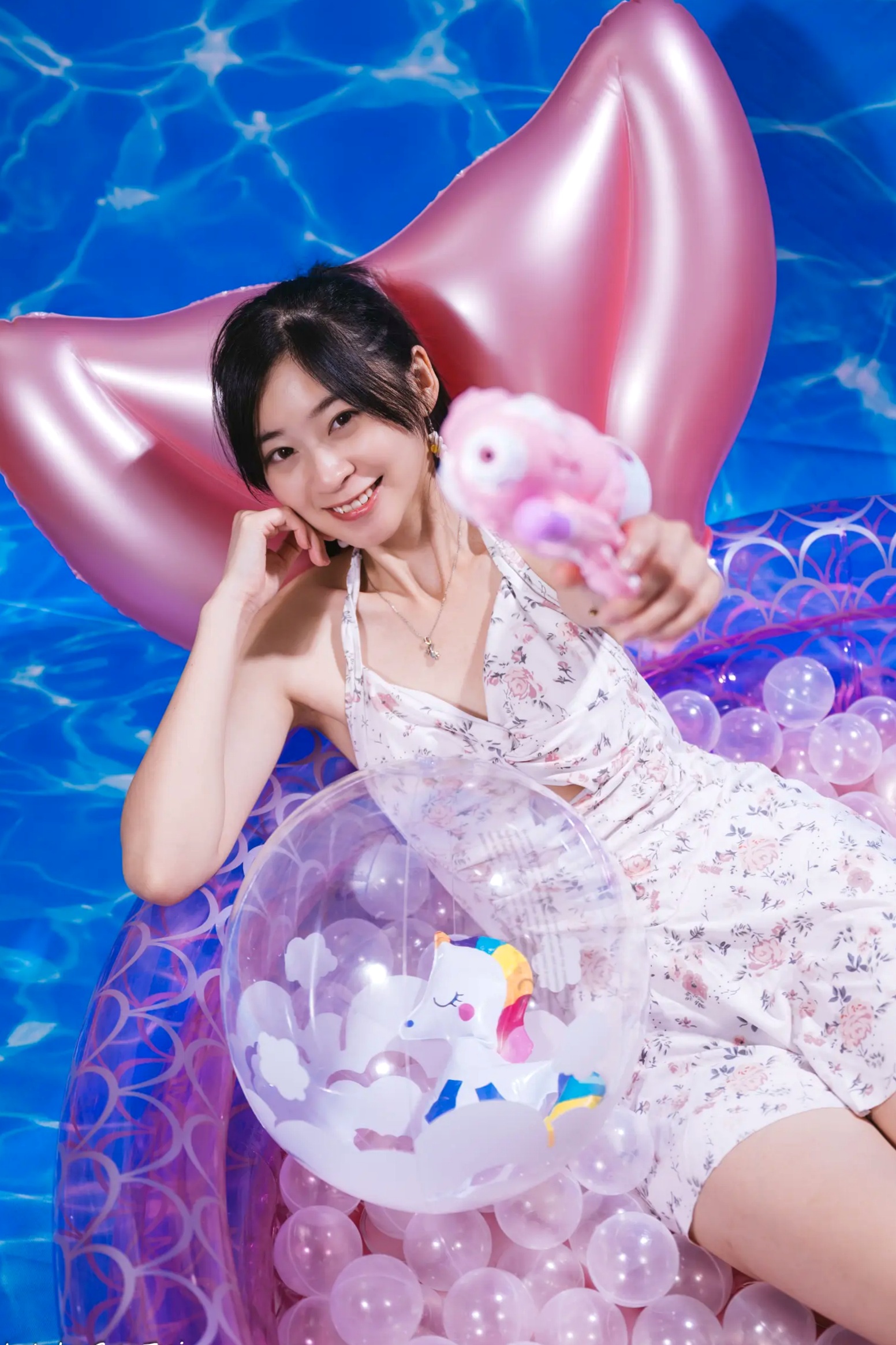 Gallery - 若颖 - 清新碎花泳池写真，元气少女梦幻球池大片 [109P]泳池清新治愈系美腿 女神私房照_秀色女神 - image 36