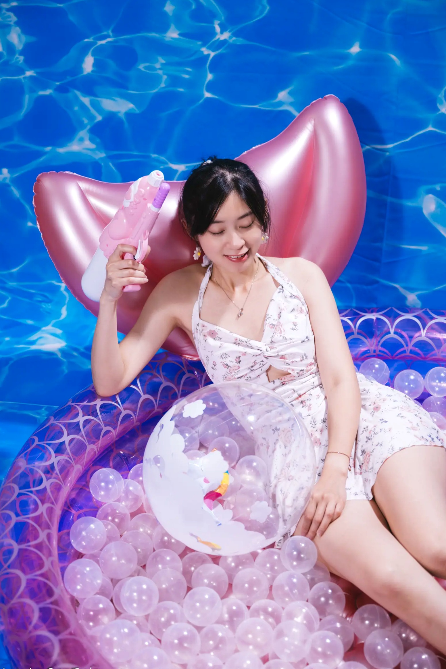 Gallery - 若颖 - 清新碎花泳池写真，元气少女梦幻球池大片 [109P]泳池清新治愈系美腿 女神私房照_秀色女神 - image 38