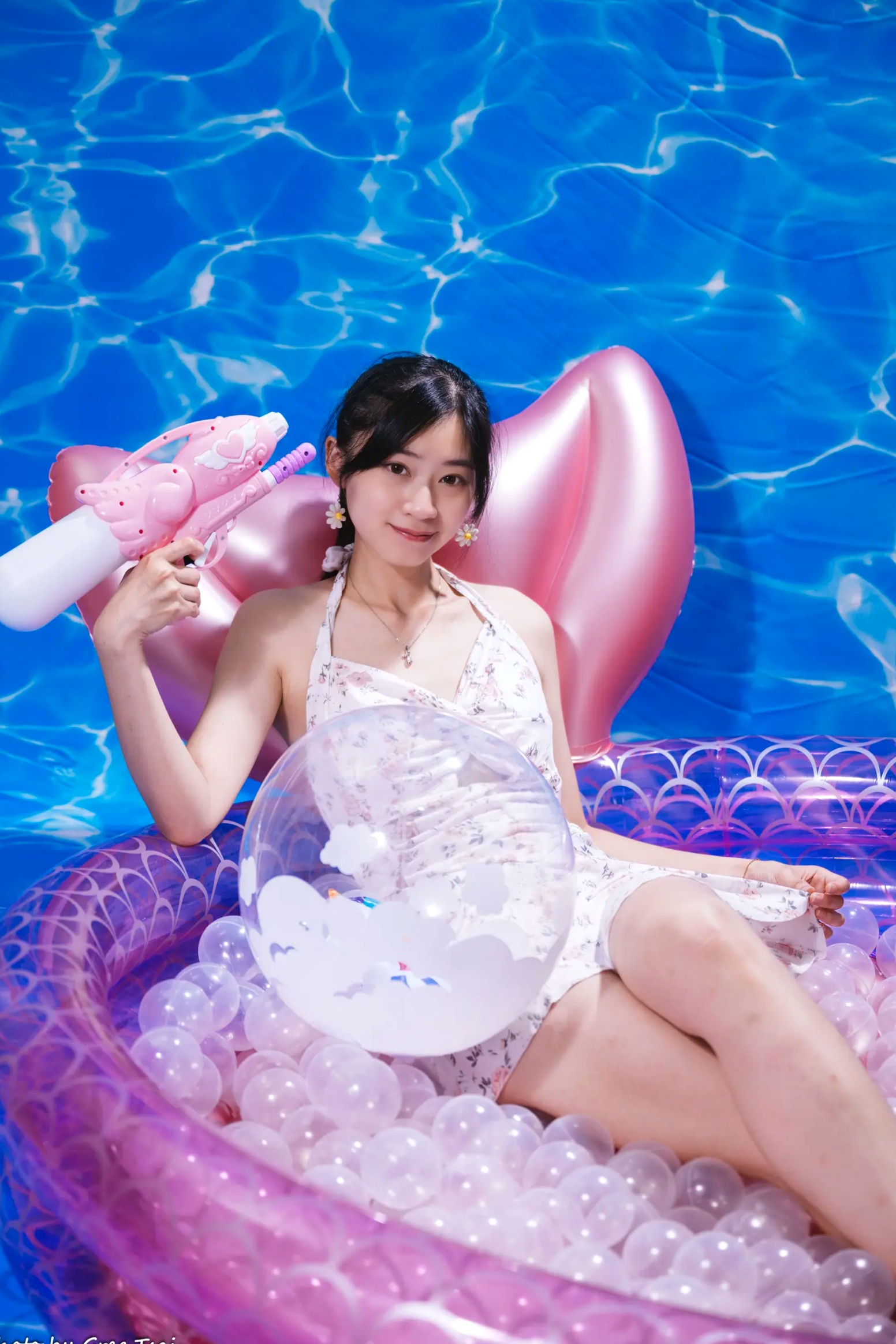 Gallery - 若颖 - 清新碎花泳池写真，元气少女梦幻球池大片 [109P]泳池清新治愈系美腿 女神私房照_秀色女神 - image 39
