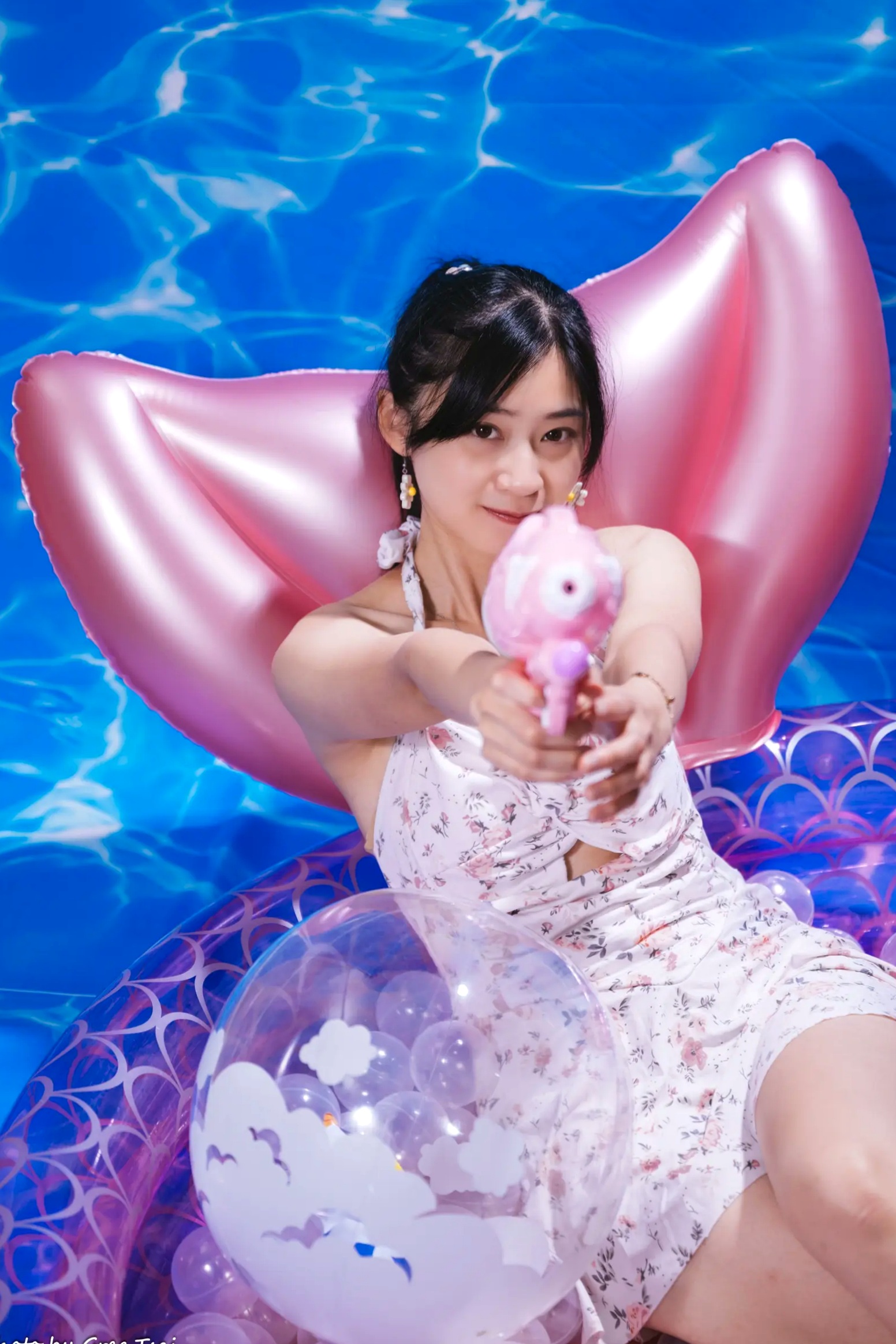 Gallery - 若颖 - 清新碎花泳池写真，元气少女梦幻球池大片 [109P]泳池清新治愈系美腿 女神私房照_秀色女神 - image 40