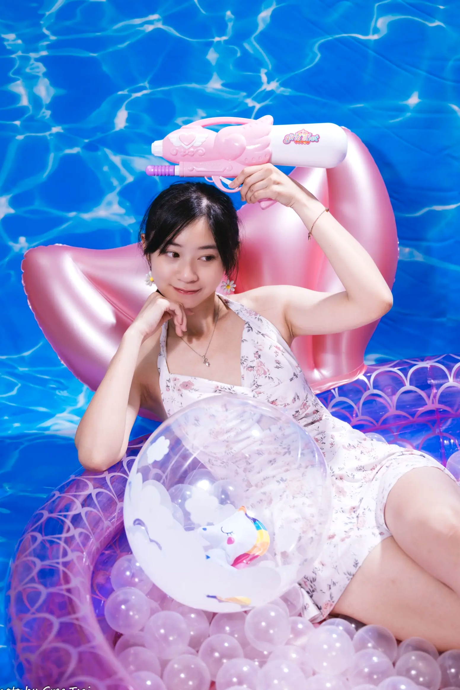 Gallery - 若颖 - 清新碎花泳池写真，元气少女梦幻球池大片 [109P]泳池清新治愈系美腿 女神私房照_秀色女神 - image 41