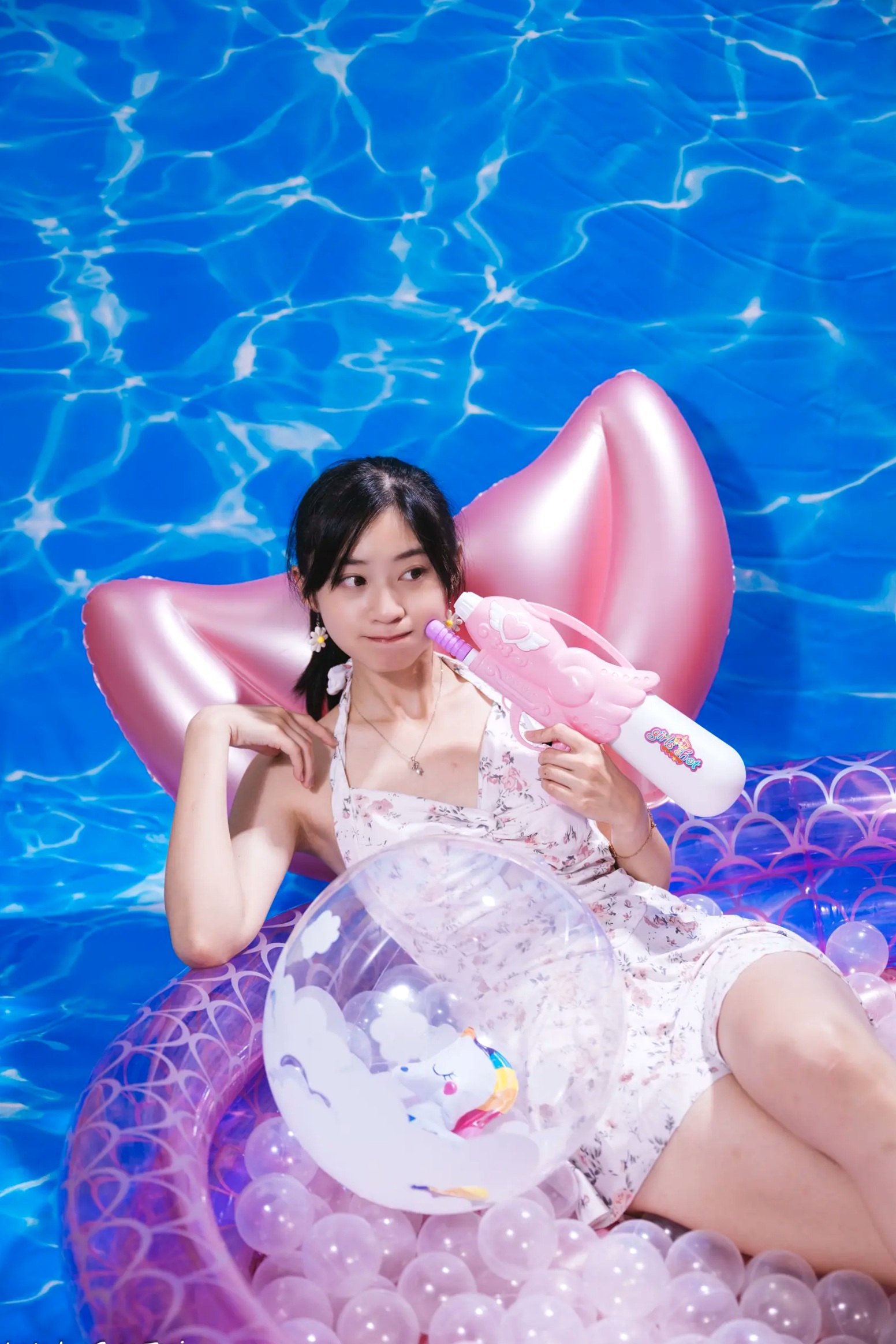 Gallery - 若颖 - 清新碎花泳池写真，元气少女梦幻球池大片 [109P]泳池清新治愈系美腿 女神私房照_秀色女神 - image 42