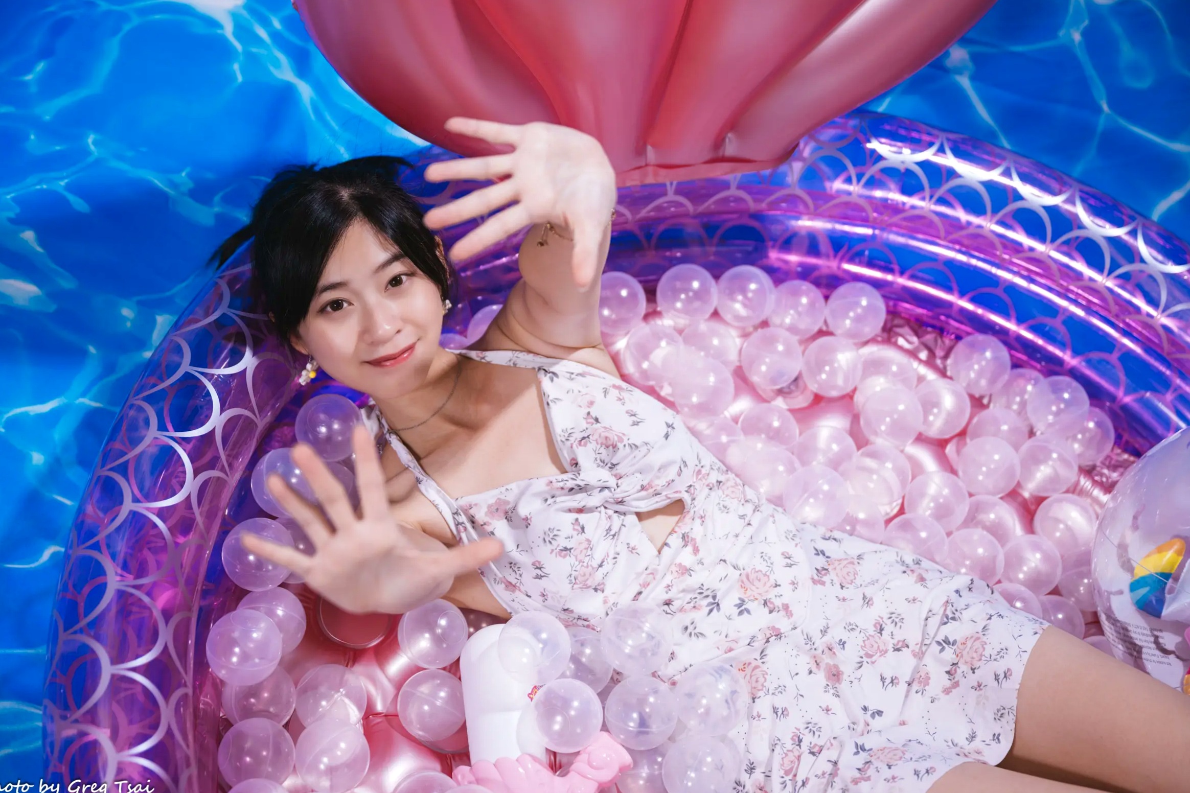 Gallery - 若颖 - 清新碎花泳池写真，元气少女梦幻球池大片 [109P]泳池清新治愈系美腿 女神私房照_秀色女神 - image 48