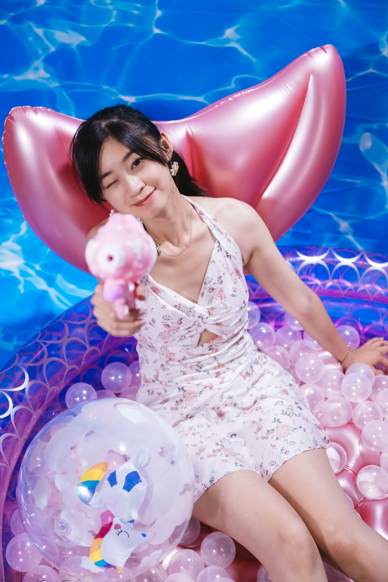 Gallery - 若颖 - 清新碎花泳池写真，元气少女梦幻球池大片 [109P]泳池清新治愈系美腿 女神私房照_秀色女神 - image 50