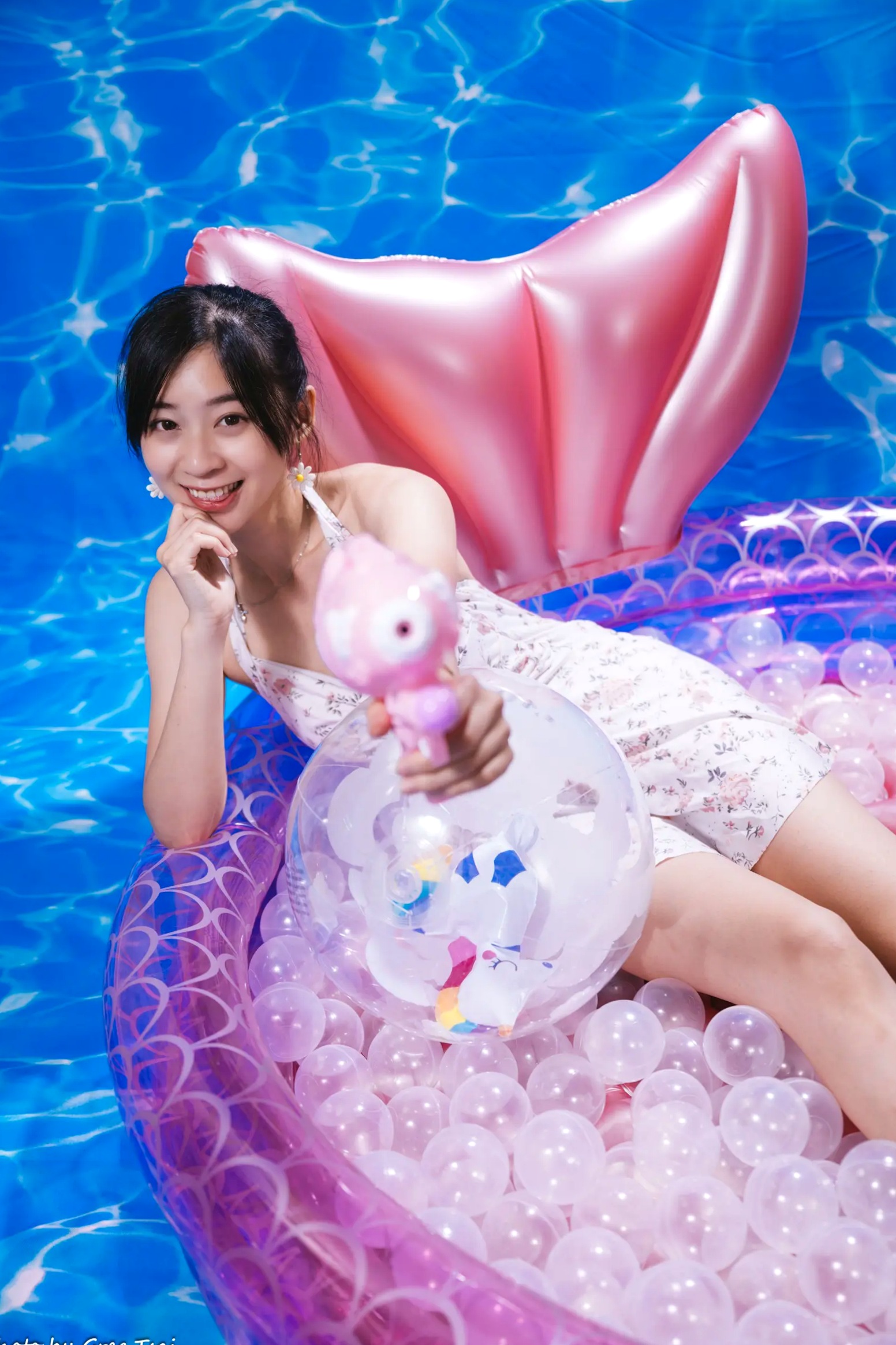 Gallery - 若颖 - 清新碎花泳池写真，元气少女梦幻球池大片 [109P]泳池清新治愈系美腿 女神私房照_秀色女神 - image 51
