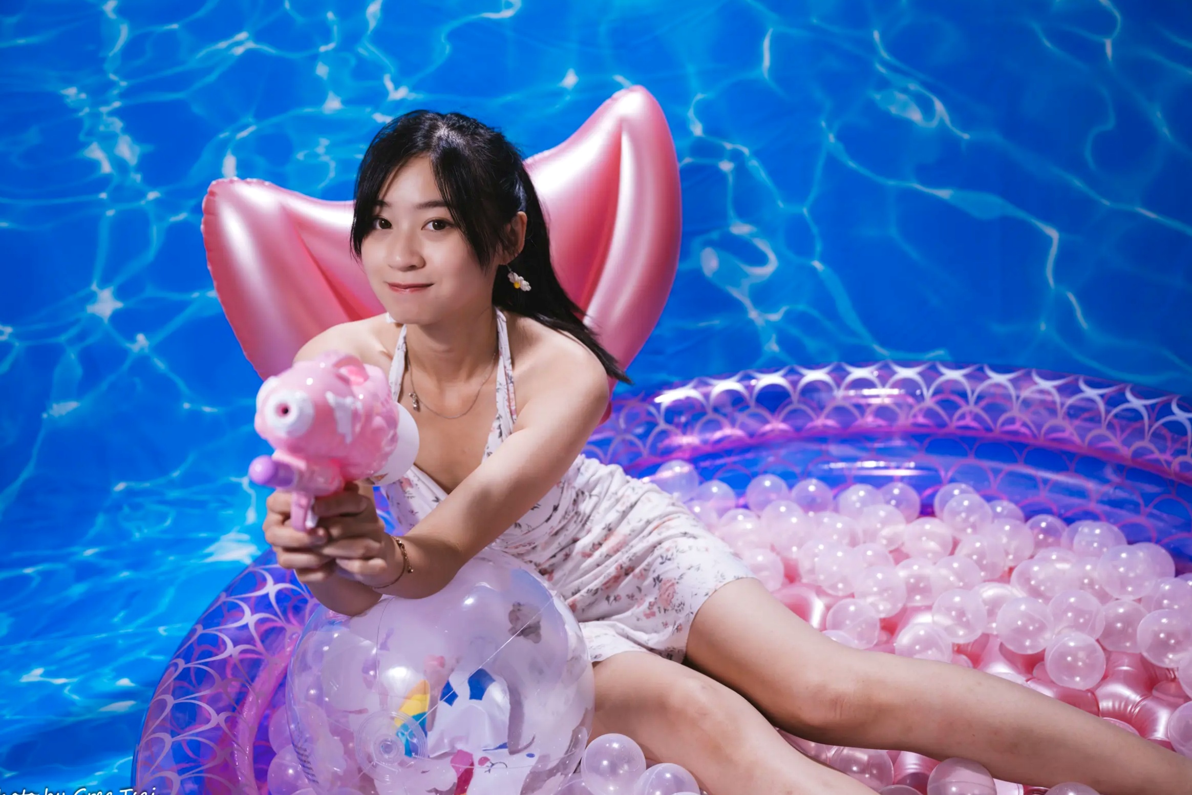 Gallery - 若颖 - 清新碎花泳池写真，元气少女梦幻球池大片 [109P]泳池清新治愈系美腿 女神私房照_秀色女神 - image 52