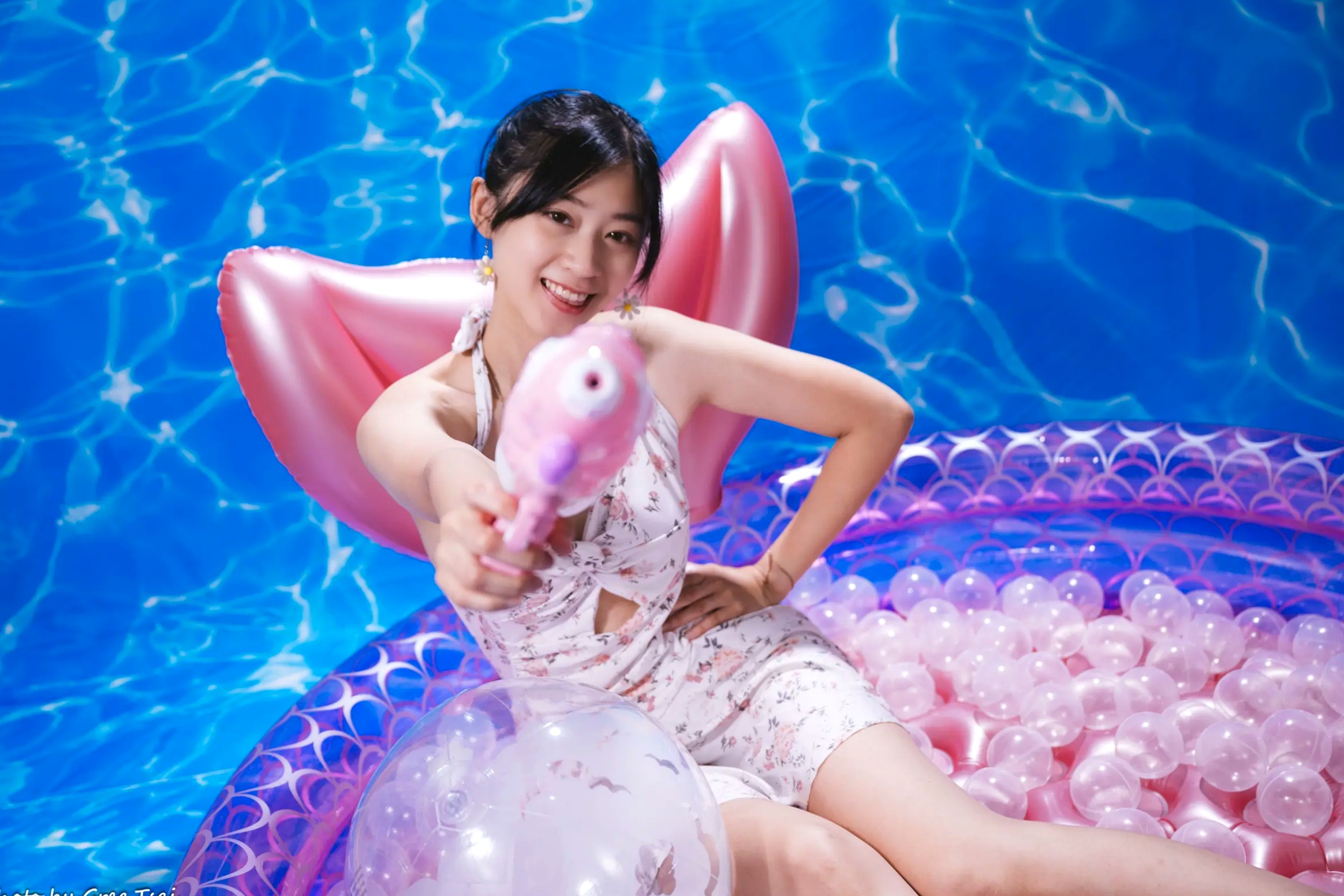 Gallery - 若颖 - 清新碎花泳池写真，元气少女梦幻球池大片 [109P]泳池清新治愈系美腿 女神私房照_秀色女神 - image 53