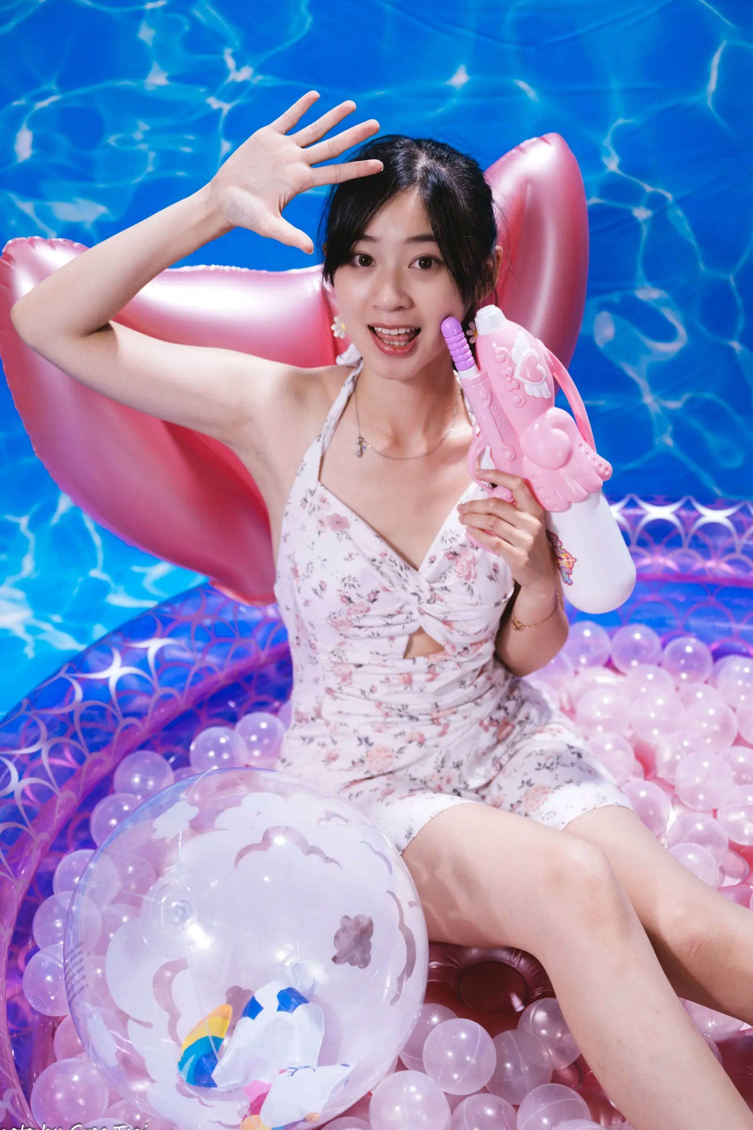 Gallery - 若颖 - 清新碎花泳池写真，元气少女梦幻球池大片 [109P]泳池清新治愈系美腿 女神私房照_秀色女神 - image 54
