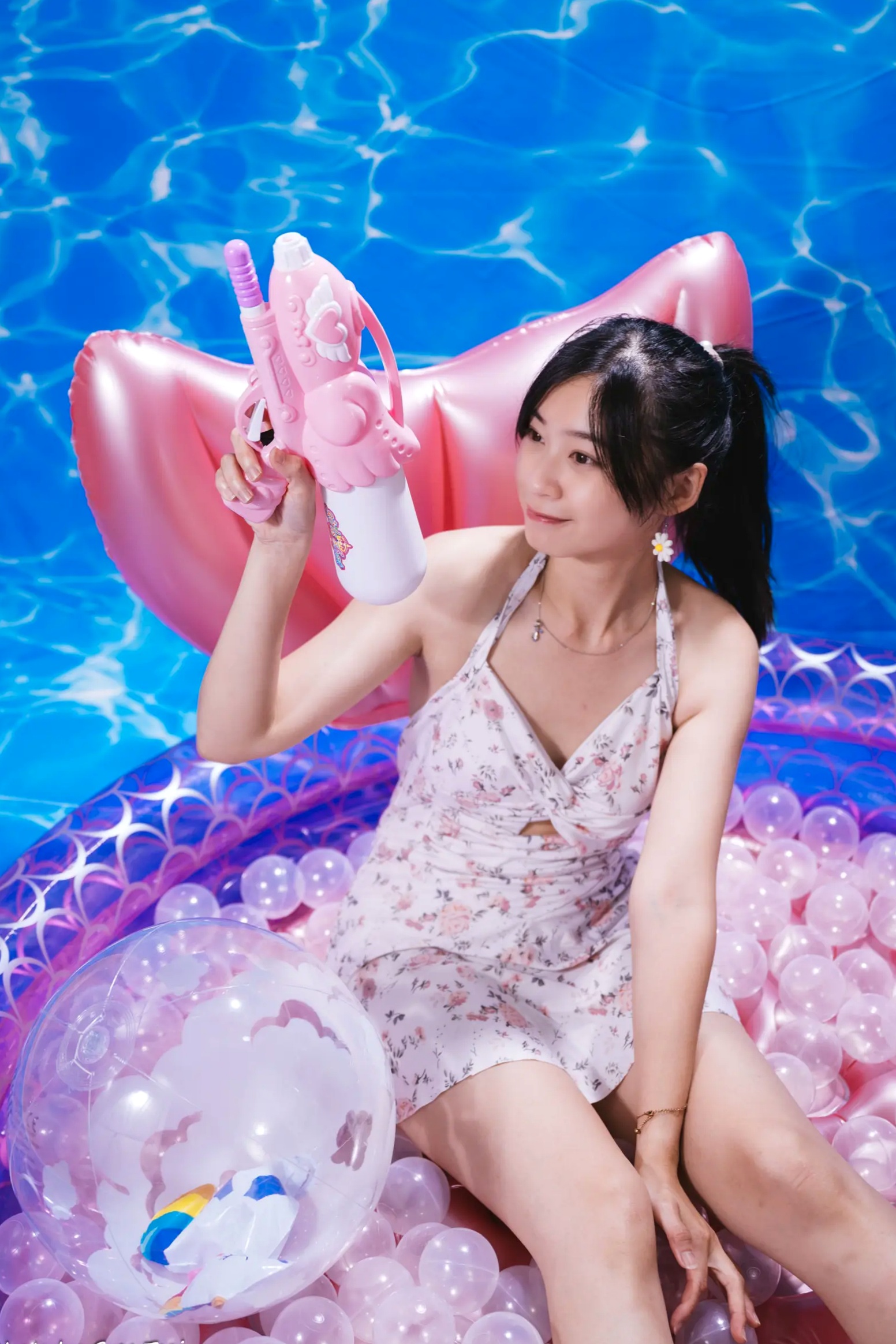 Gallery - 若颖 - 清新碎花泳池写真，元气少女梦幻球池大片 [109P]泳池清新治愈系美腿 女神私房照_秀色女神 - image 55