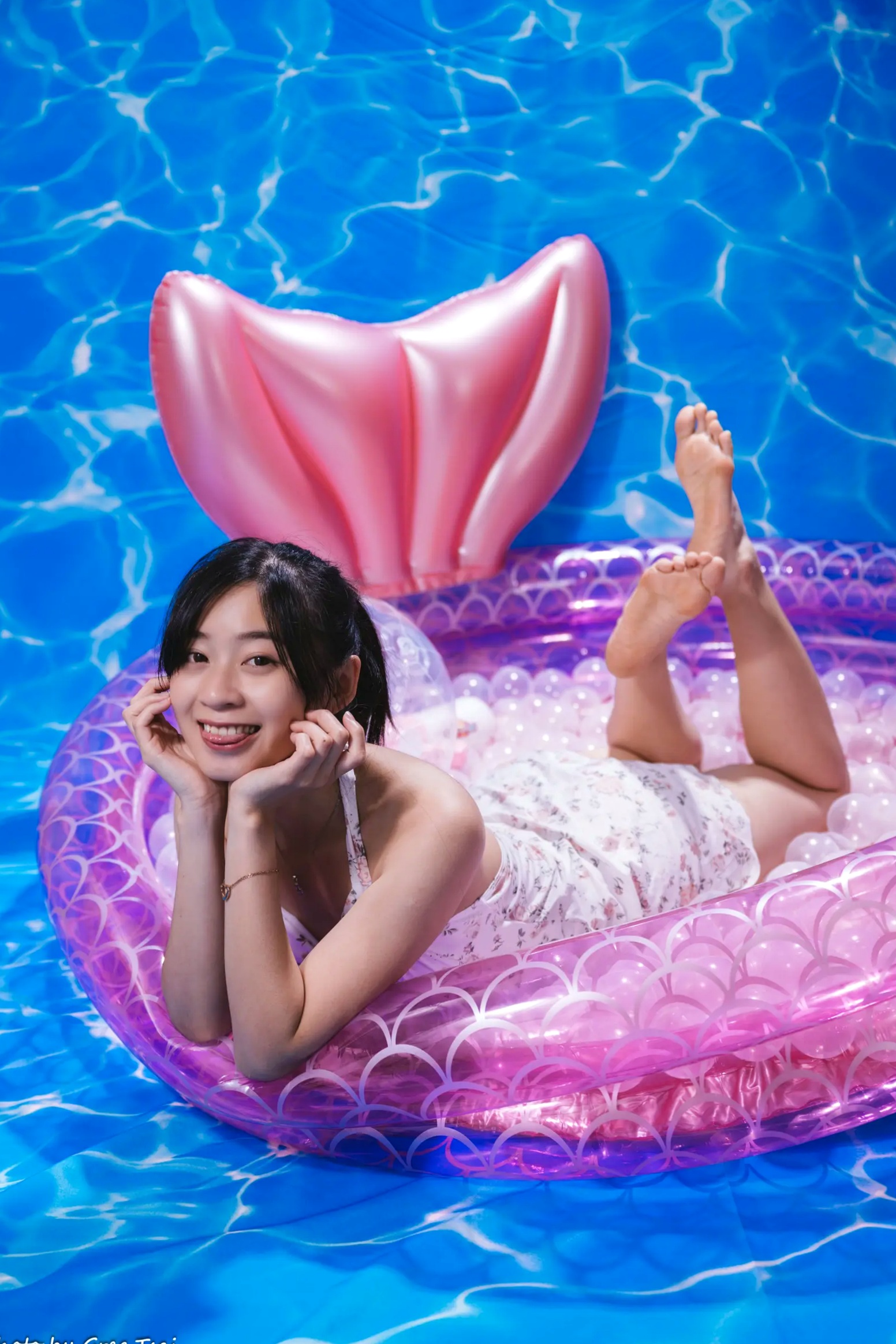 Gallery - 若颖 - 清新碎花泳池写真，元气少女梦幻球池大片 [109P]泳池清新治愈系美腿 女神私房照_秀色女神 - image 58