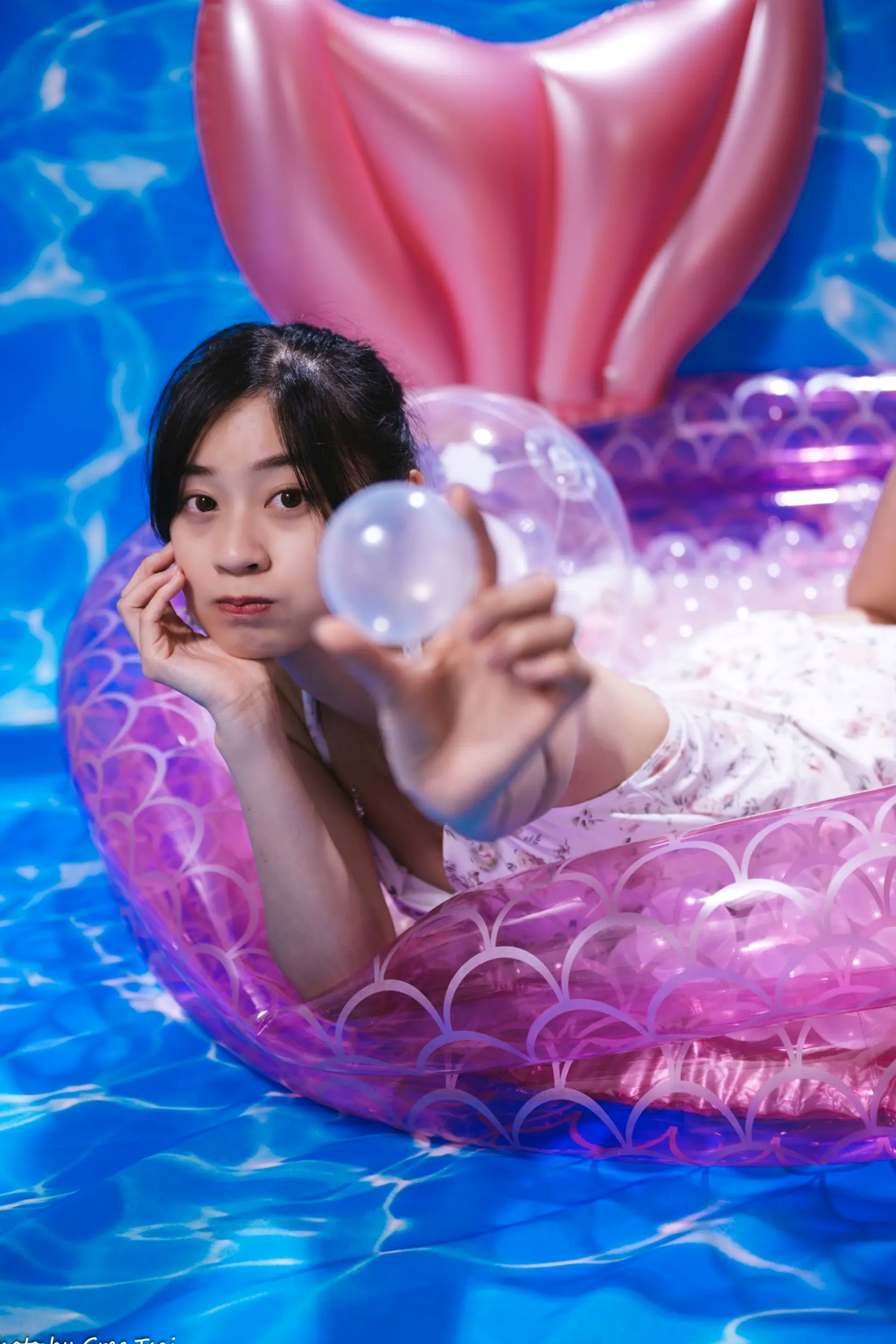 Gallery - 若颖 - 清新碎花泳池写真，元气少女梦幻球池大片 [109P]泳池清新治愈系美腿 女神私房照_秀色女神 - image 59