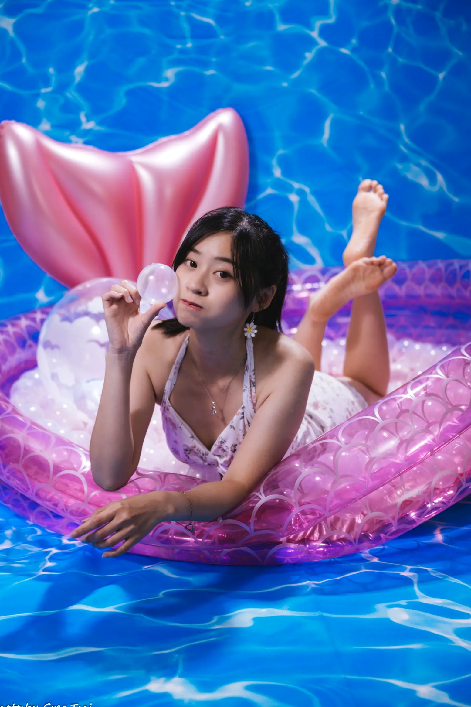 Gallery - 若颖 - 清新碎花泳池写真，元气少女梦幻球池大片 [109P]泳池清新治愈系美腿 女神私房照_秀色女神 - image 60