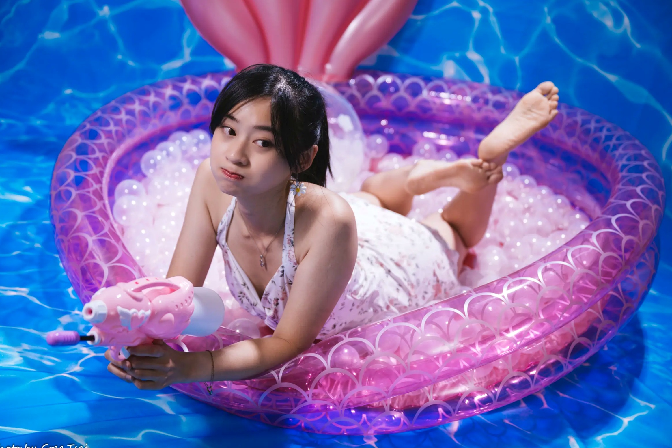 Gallery - 若颖 - 清新碎花泳池写真，元气少女梦幻球池大片 [109P]泳池清新治愈系美腿 女神私房照_秀色女神 - image 63