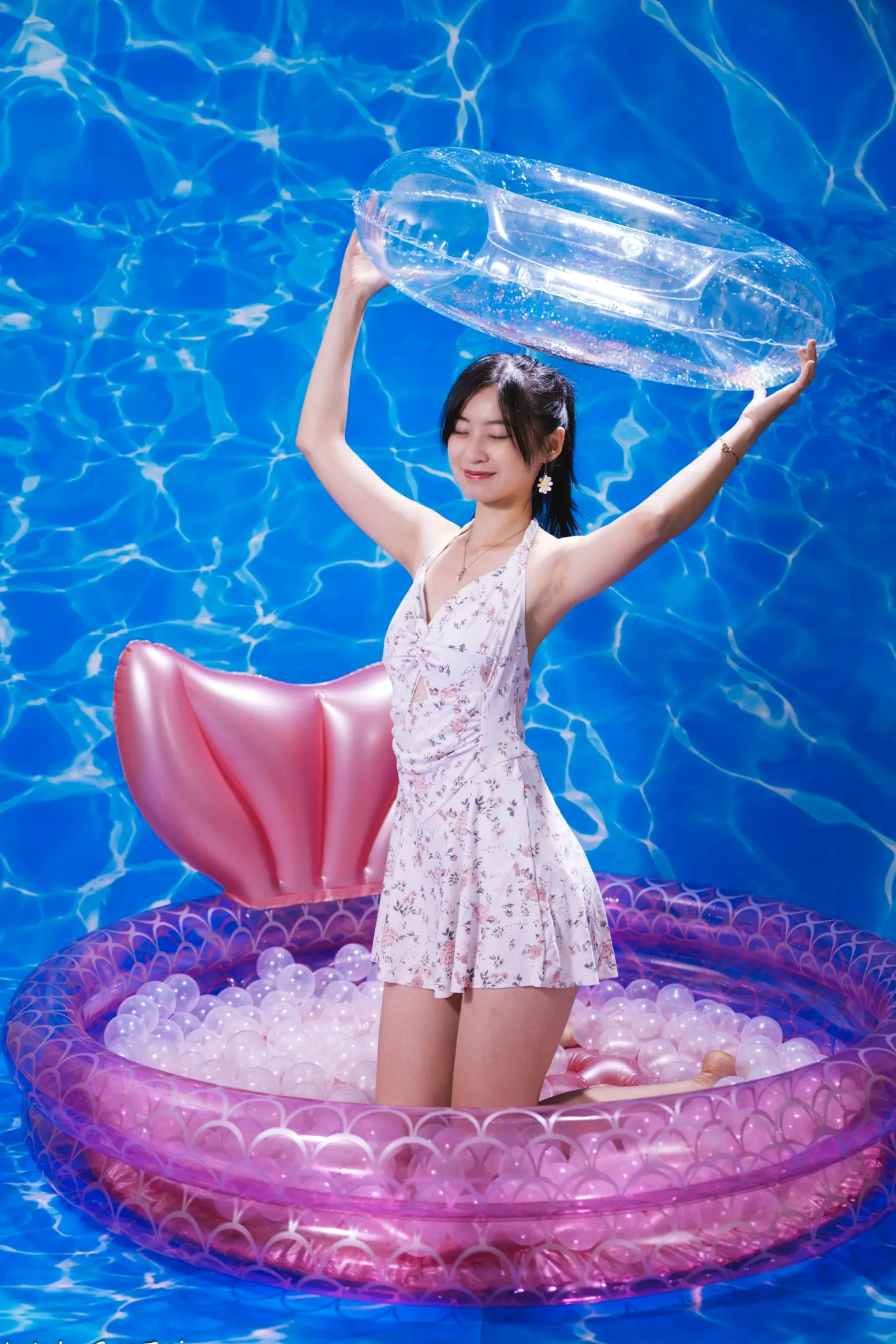 Gallery - 若颖 - 清新碎花泳池写真，元气少女梦幻球池大片 [109P]泳池清新治愈系美腿 女神私房照_秀色女神 - image 64