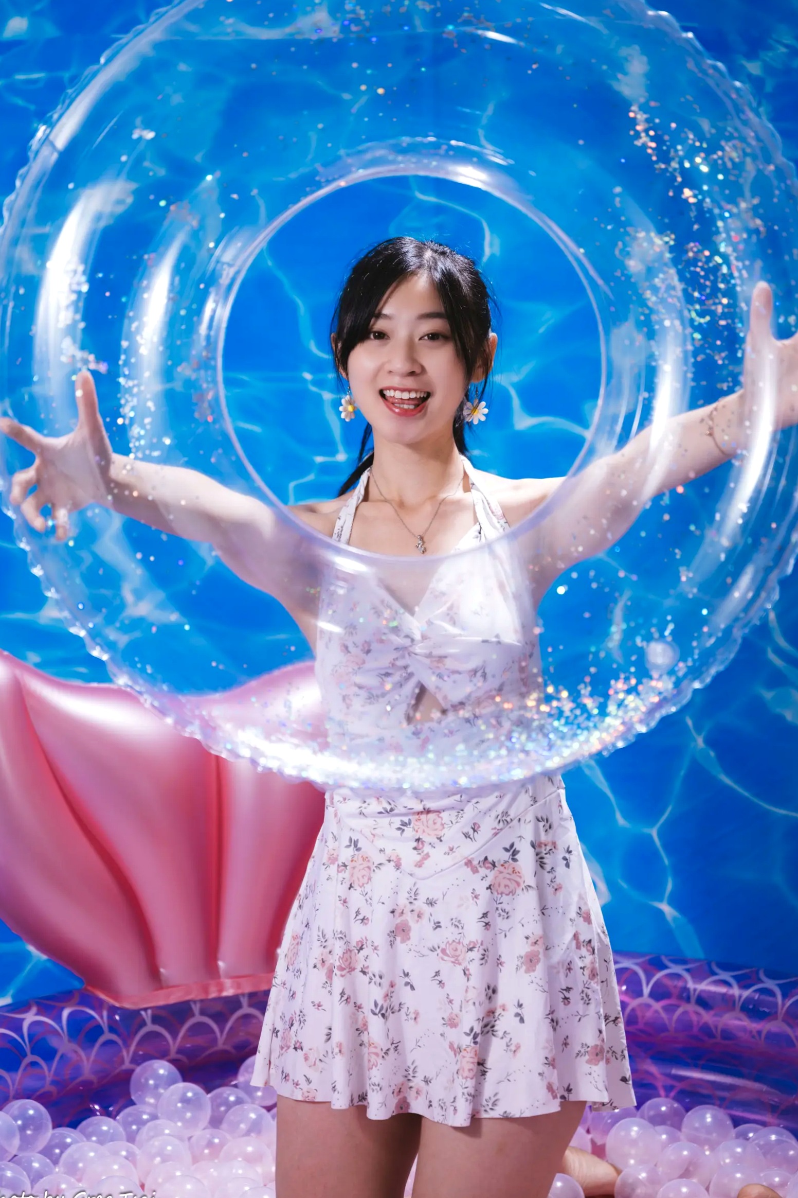 Gallery - 若颖 - 清新碎花泳池写真，元气少女梦幻球池大片 [109P]泳池清新治愈系美腿 女神私房照_秀色女神 - image 65