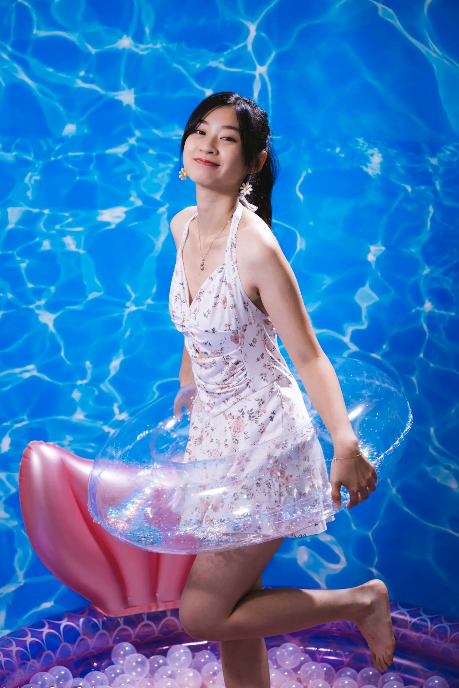 Gallery - 若颖 - 清新碎花泳池写真，元气少女梦幻球池大片 [109P]泳池清新治愈系美腿 女神私房照_秀色女神 - image 70