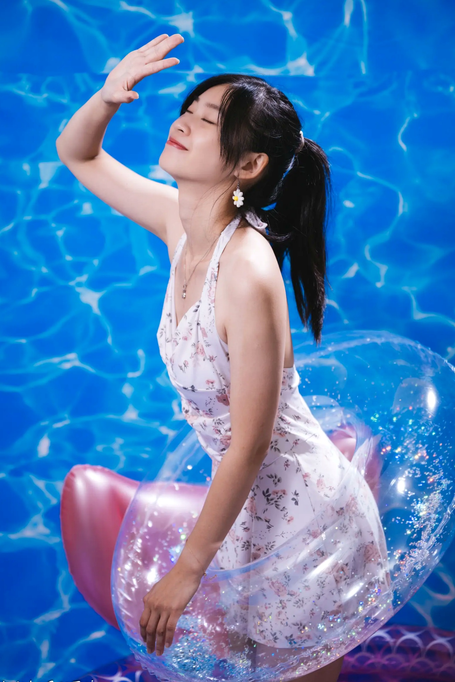 Gallery - 若颖 - 清新碎花泳池写真，元气少女梦幻球池大片 [109P]泳池清新治愈系美腿 女神私房照_秀色女神 - image 78