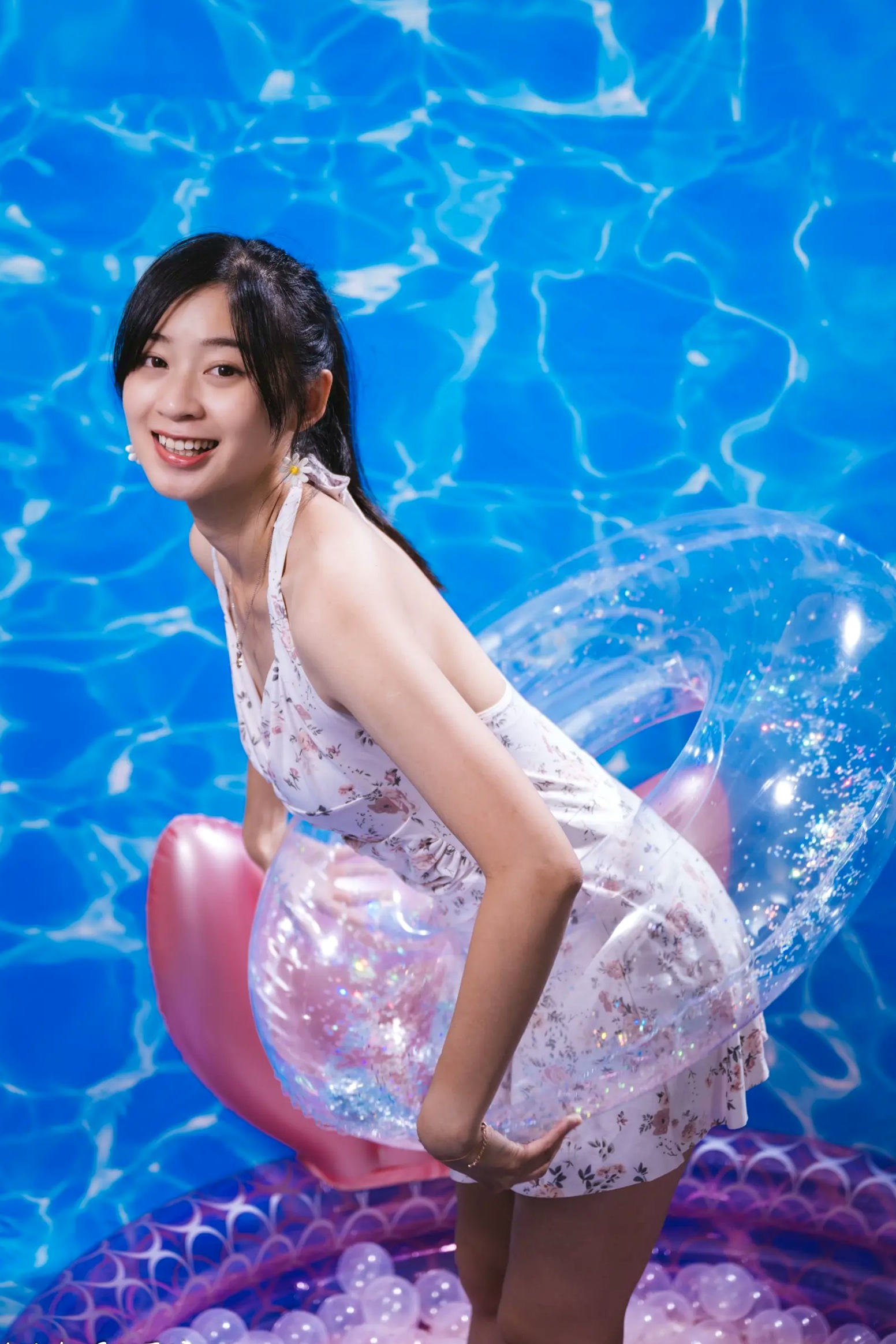 Gallery - 若颖 - 清新碎花泳池写真，元气少女梦幻球池大片 [109P]泳池清新治愈系美腿 女神私房照_秀色女神 - image 80