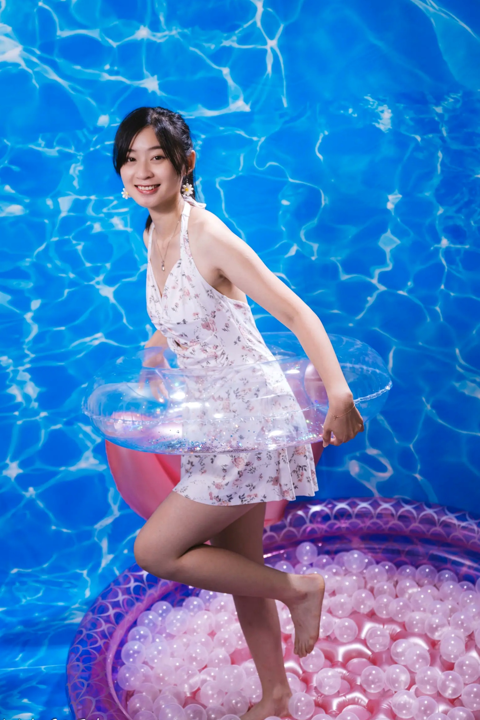 Gallery - 若颖 - 清新碎花泳池写真，元气少女梦幻球池大片 [109P]泳池清新治愈系美腿 女神私房照_秀色女神 - image 81